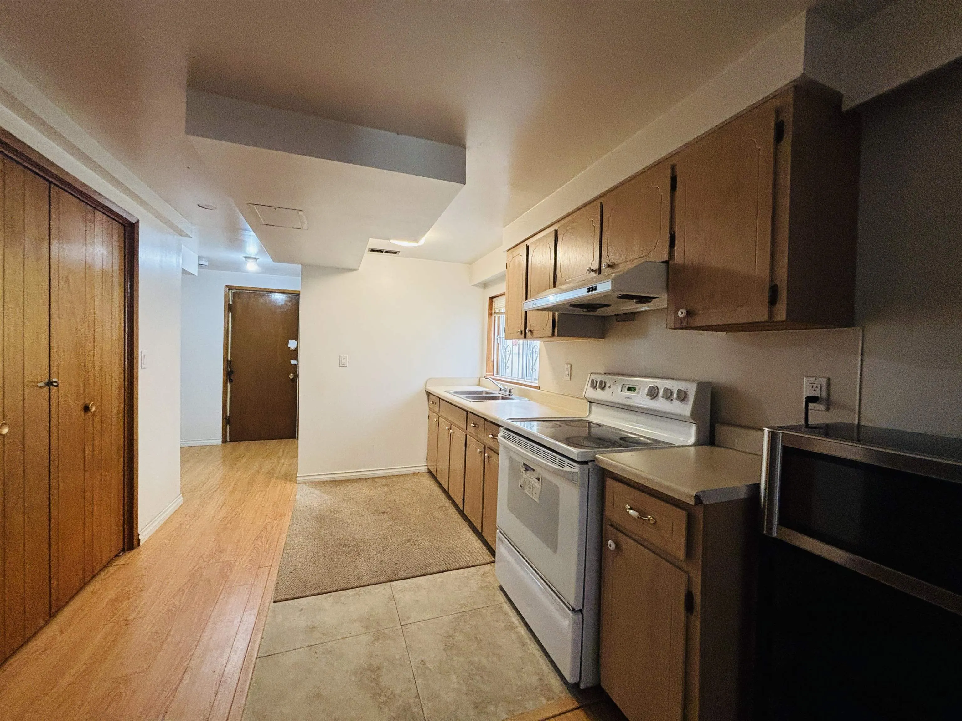 Garden-Level 3470 Dundas Street