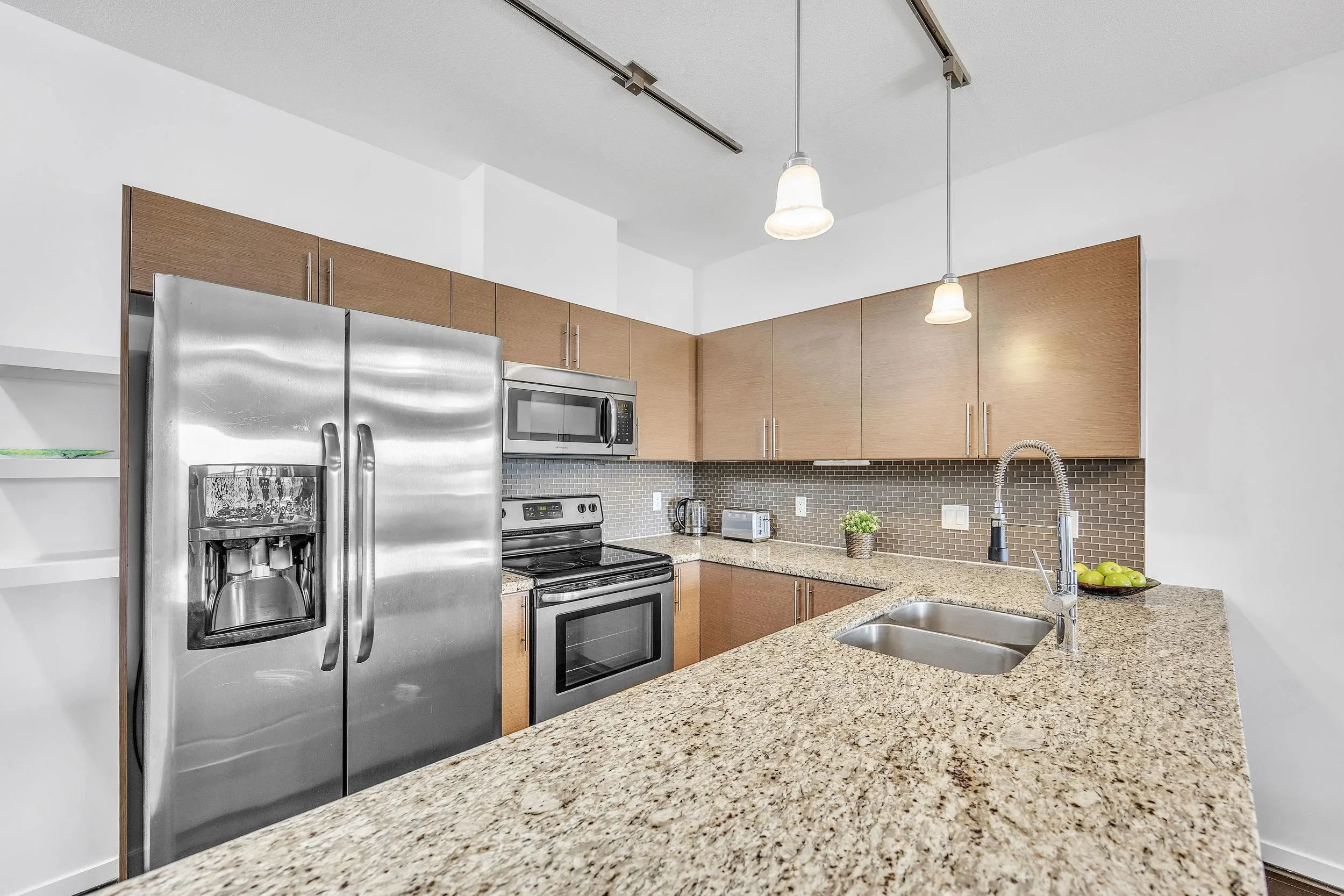 205 2239 Kingsway
