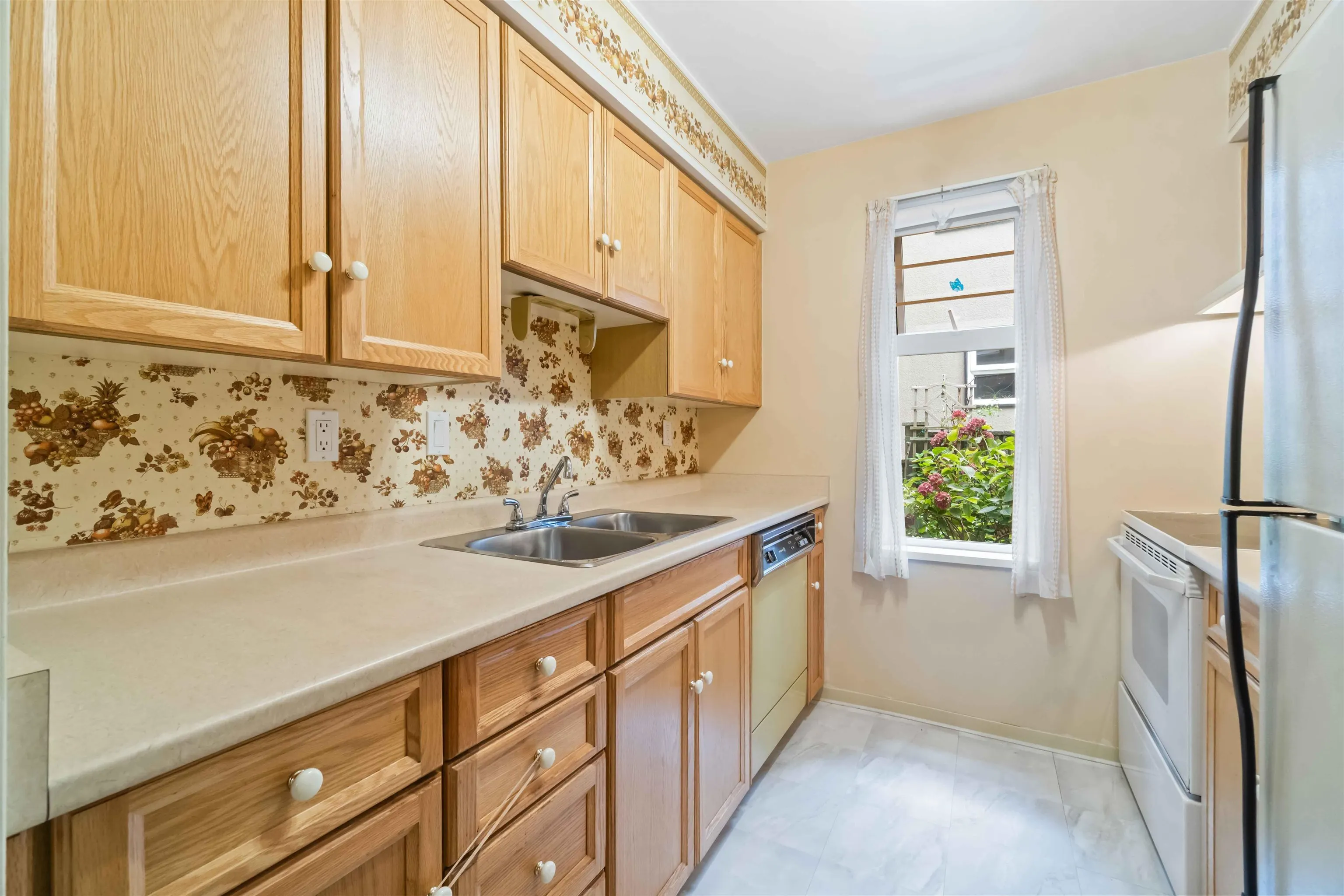 102 1352 W 10th Avenue