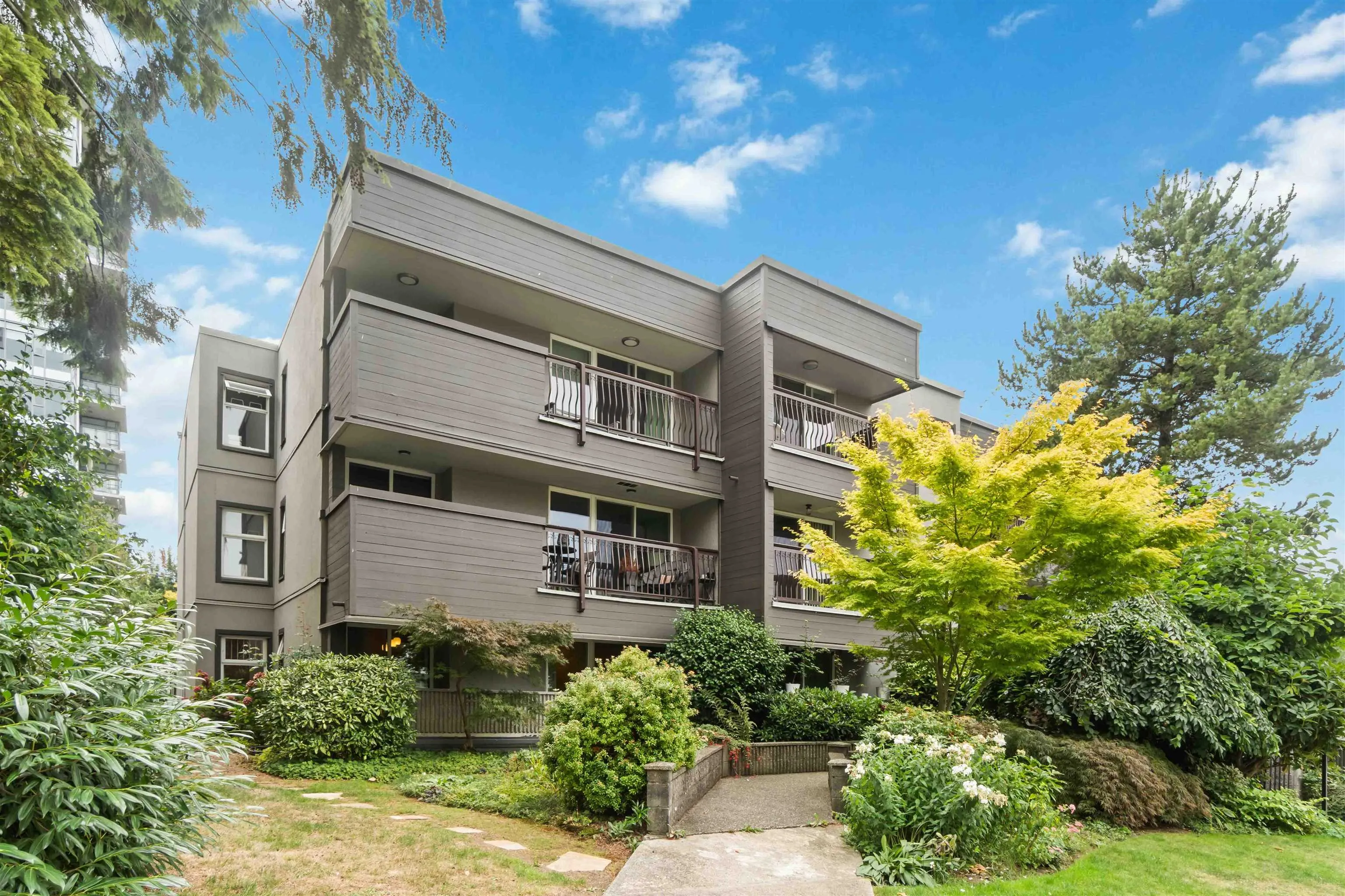 102 1352 W 10th Avenue