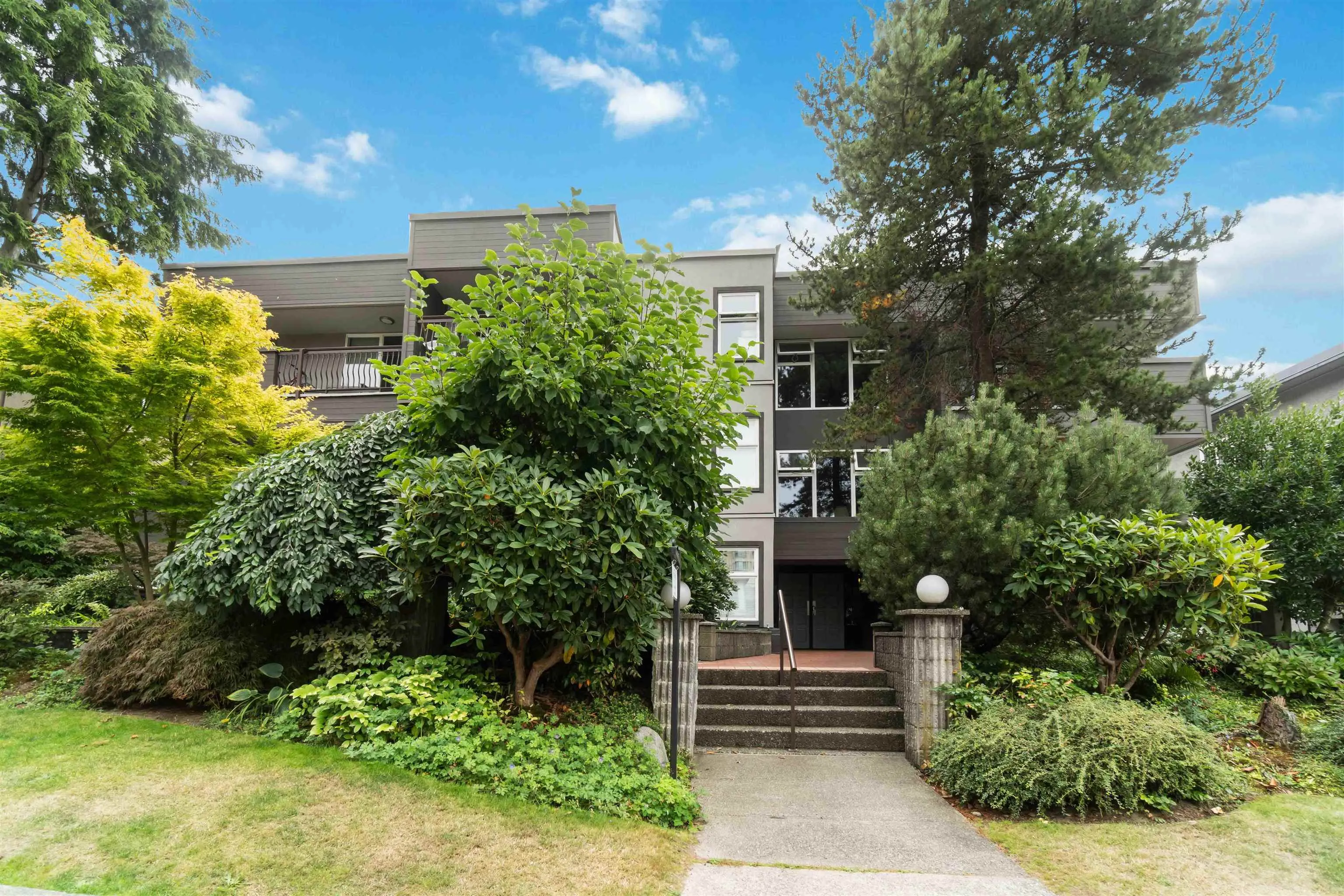 102 1352 W 10th Avenue