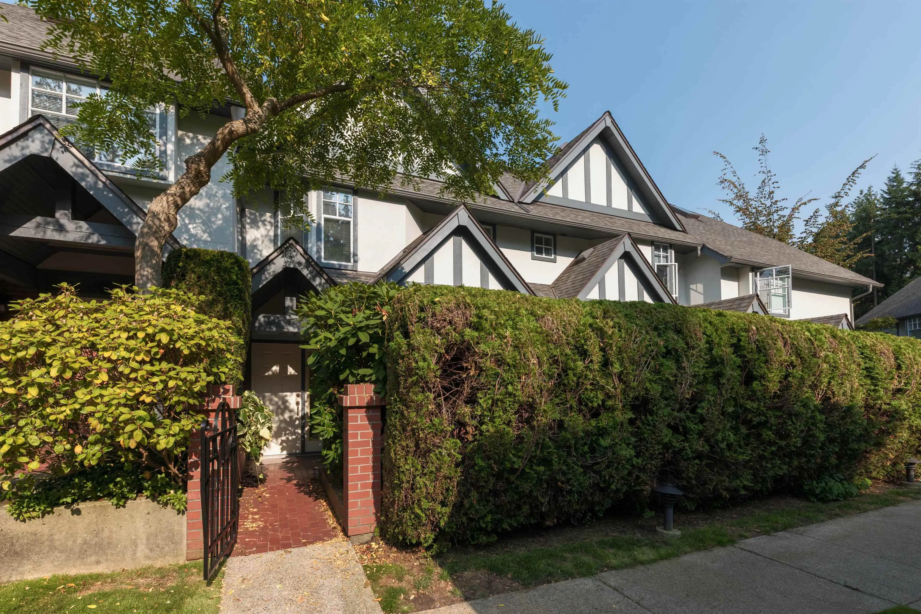 41 5880 Hampton Place