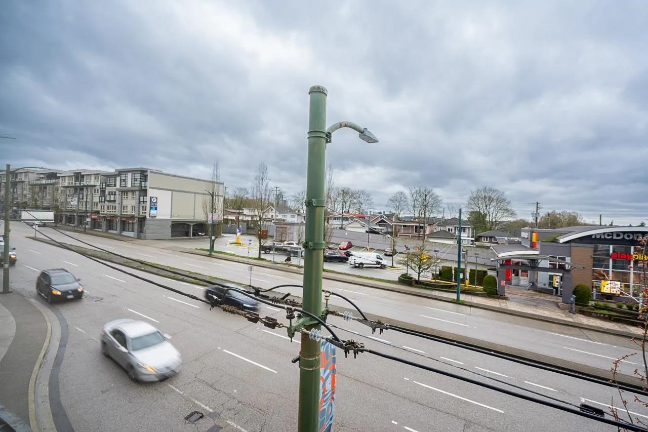 303 3423 E Hastings Street