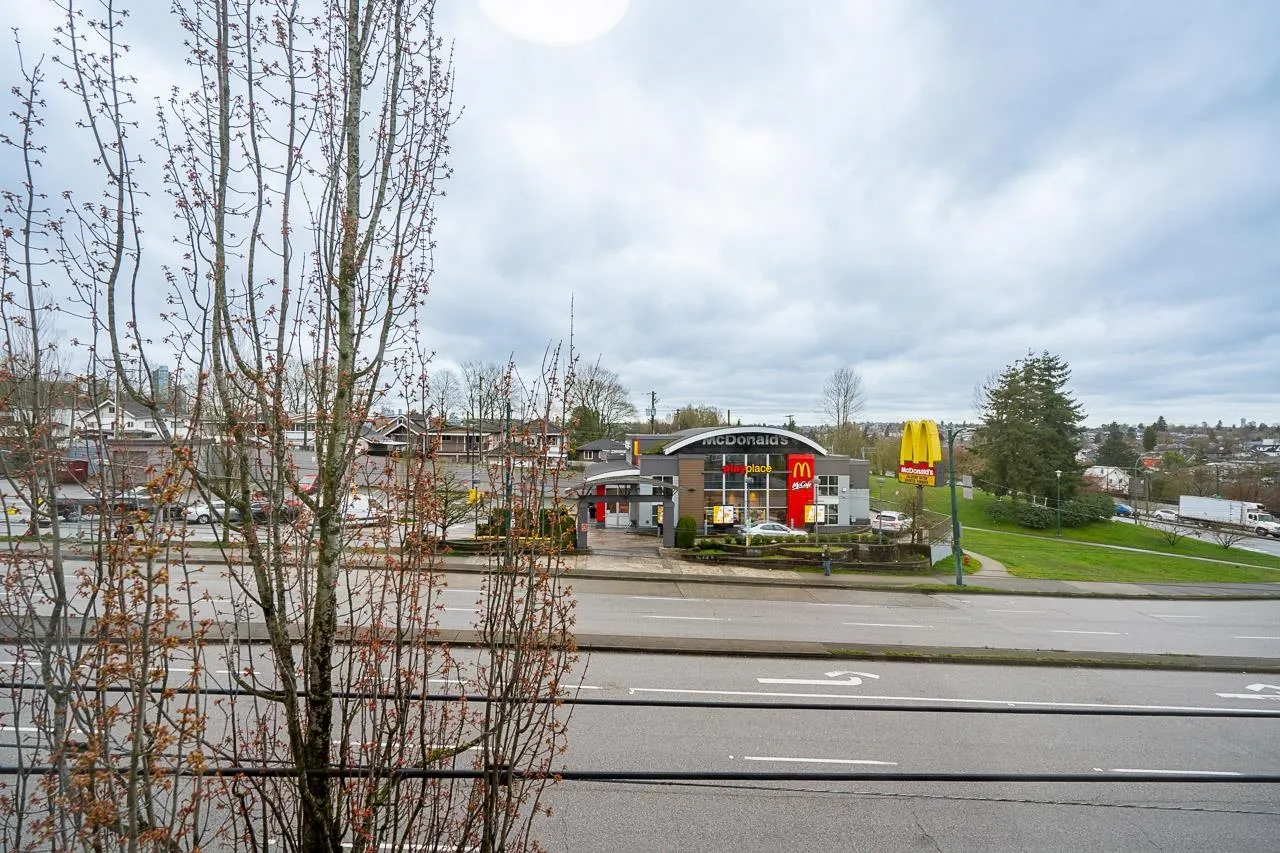 303 3423 E Hastings Street