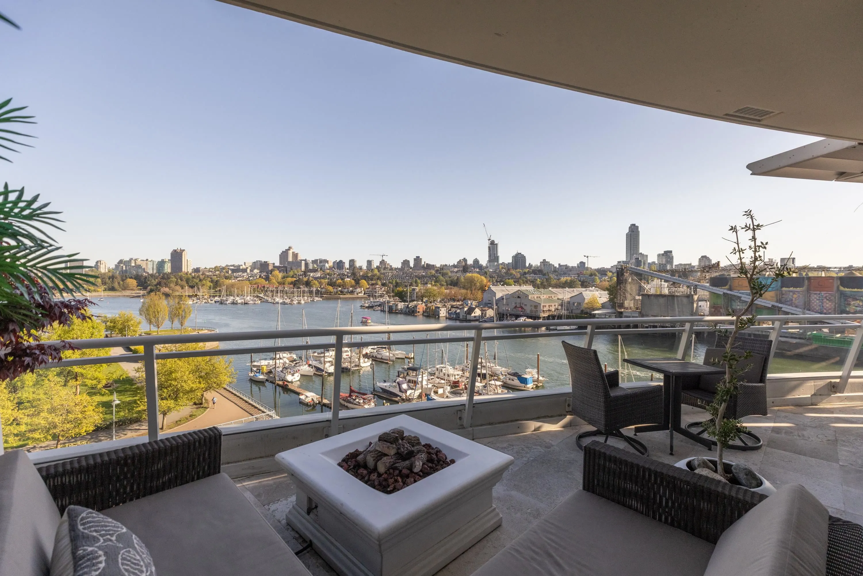 701 628 Kinghorne Mews