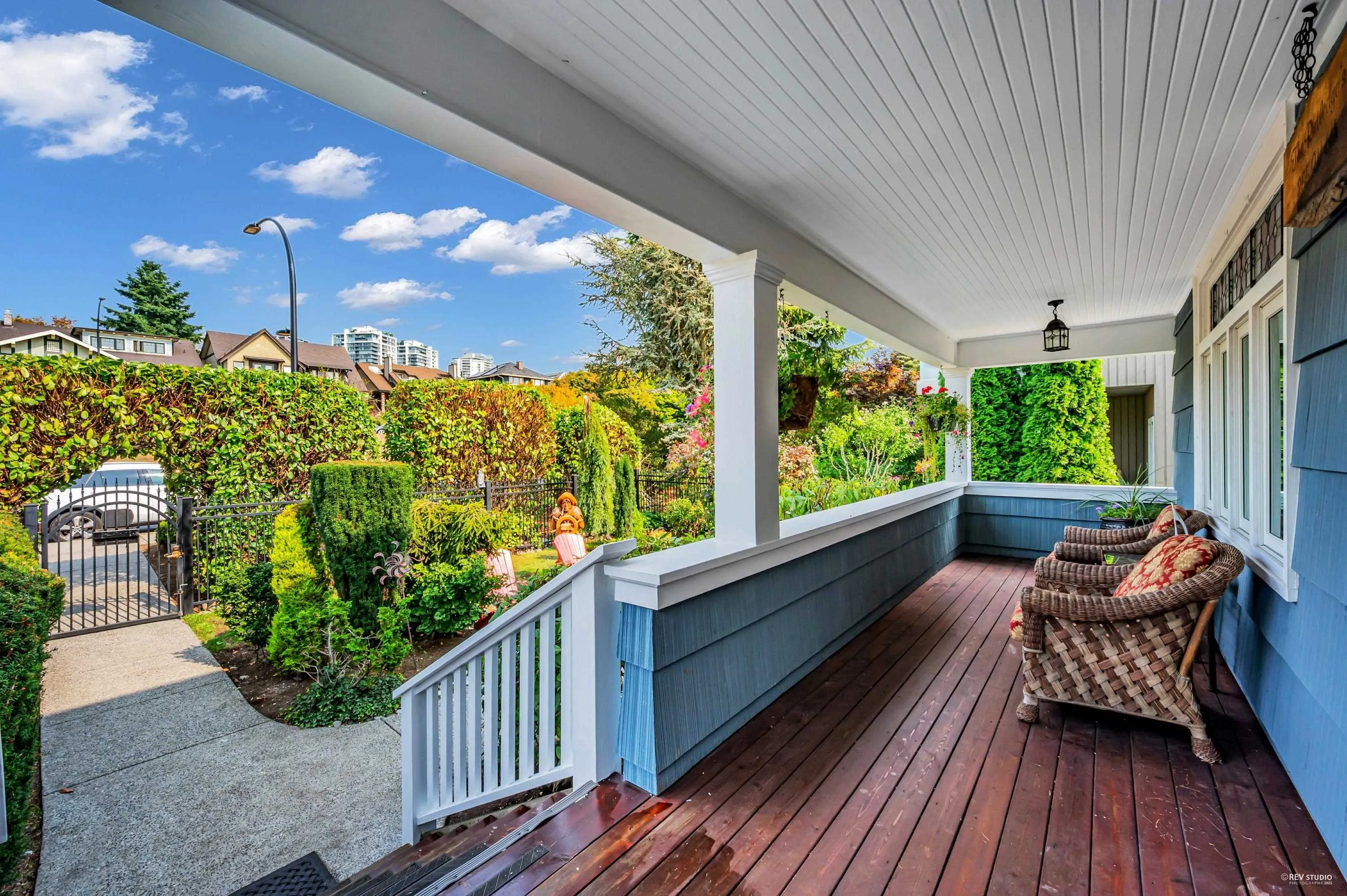 255 W 6th Street