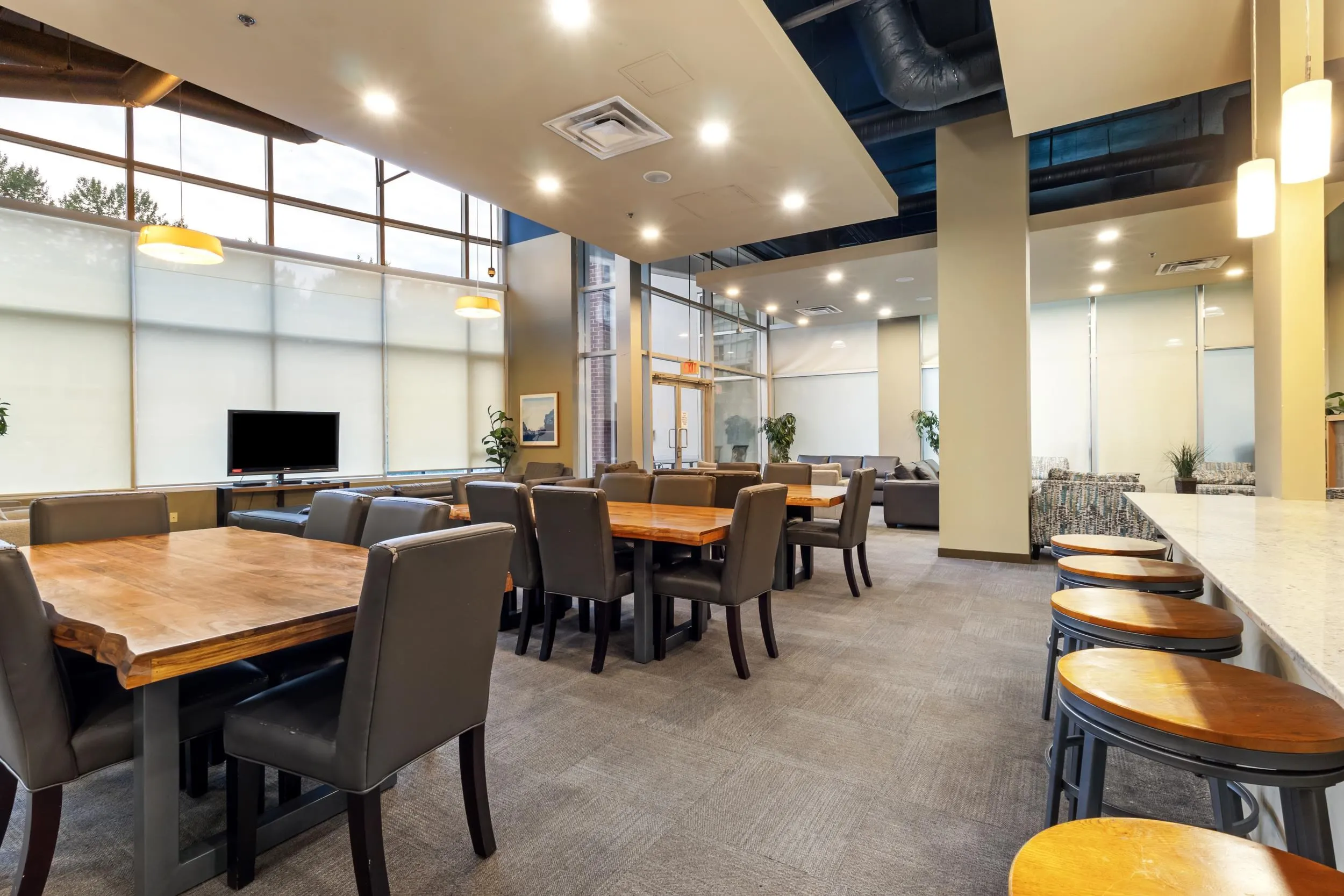 1607 400 Capilano Road
