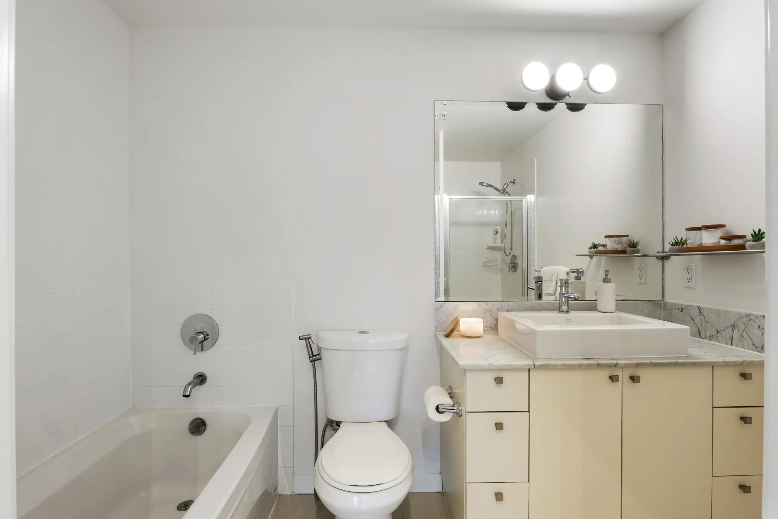 1607 400 Capilano Road