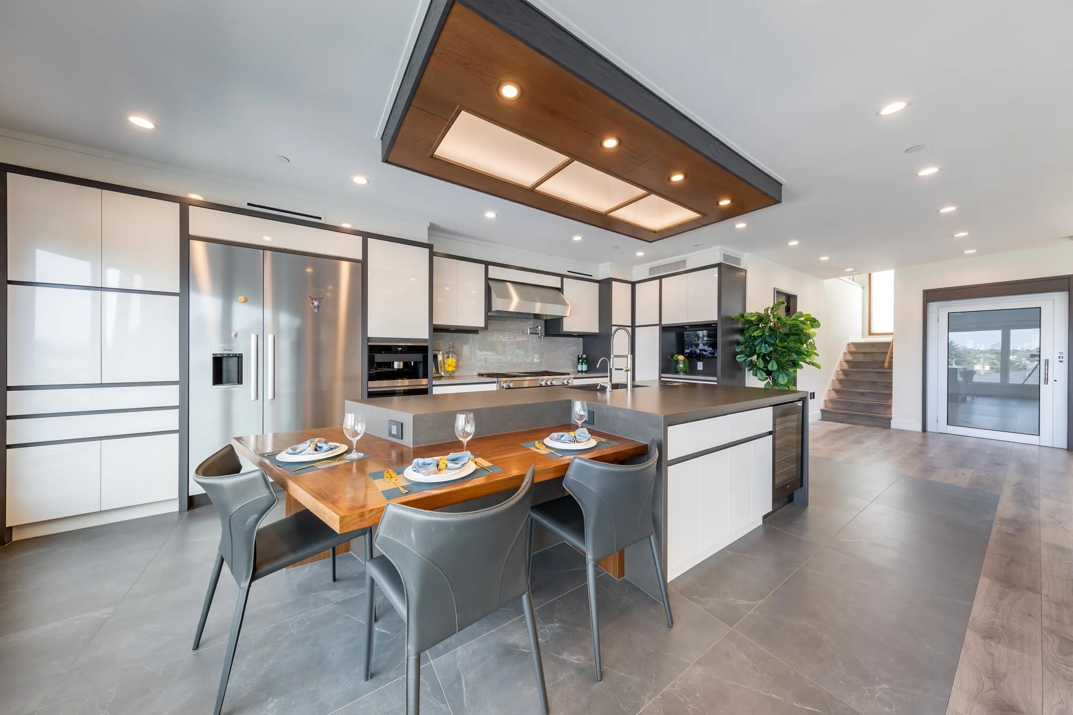 2863 W King Edward Avenue