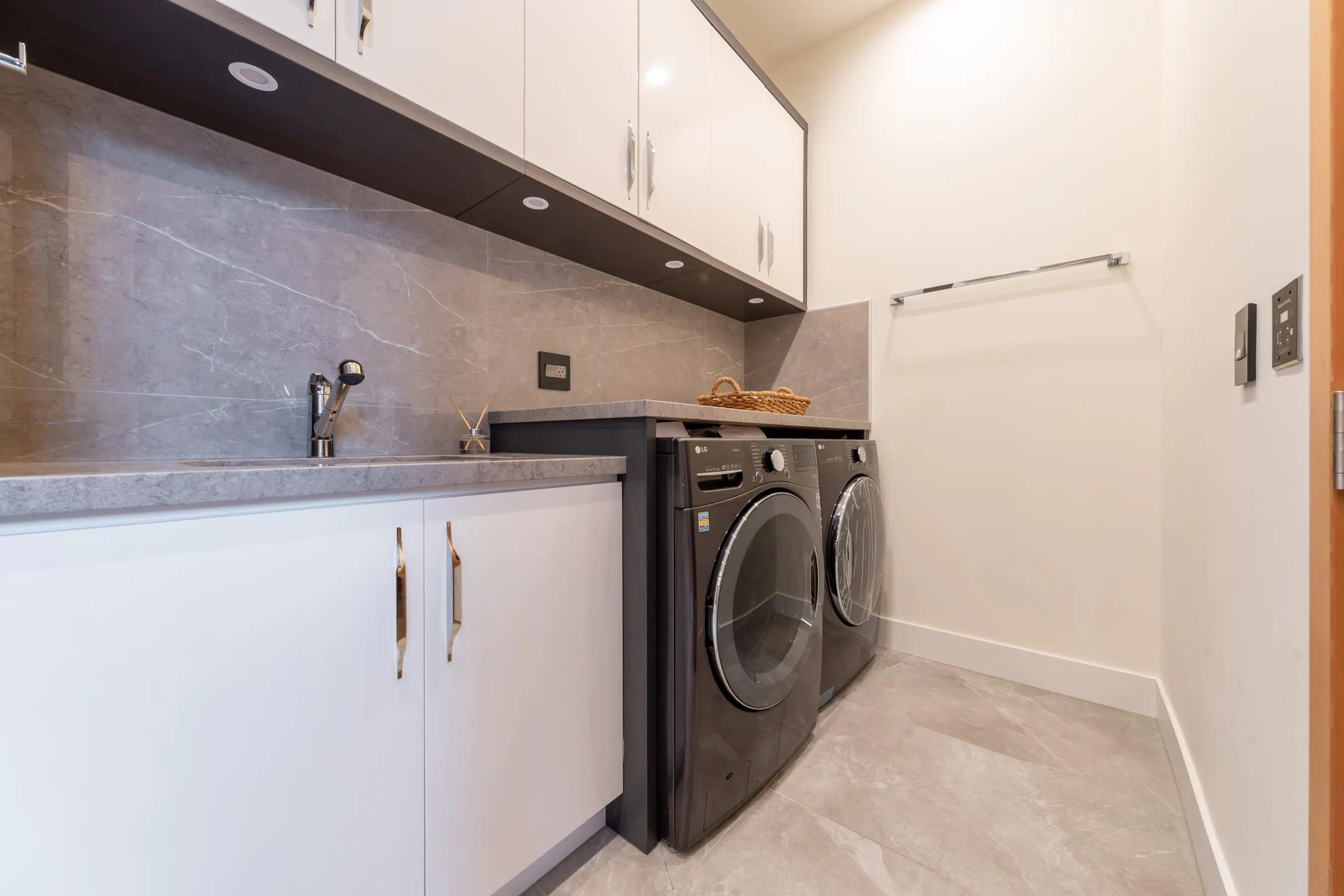 2863 W King Edward Avenue