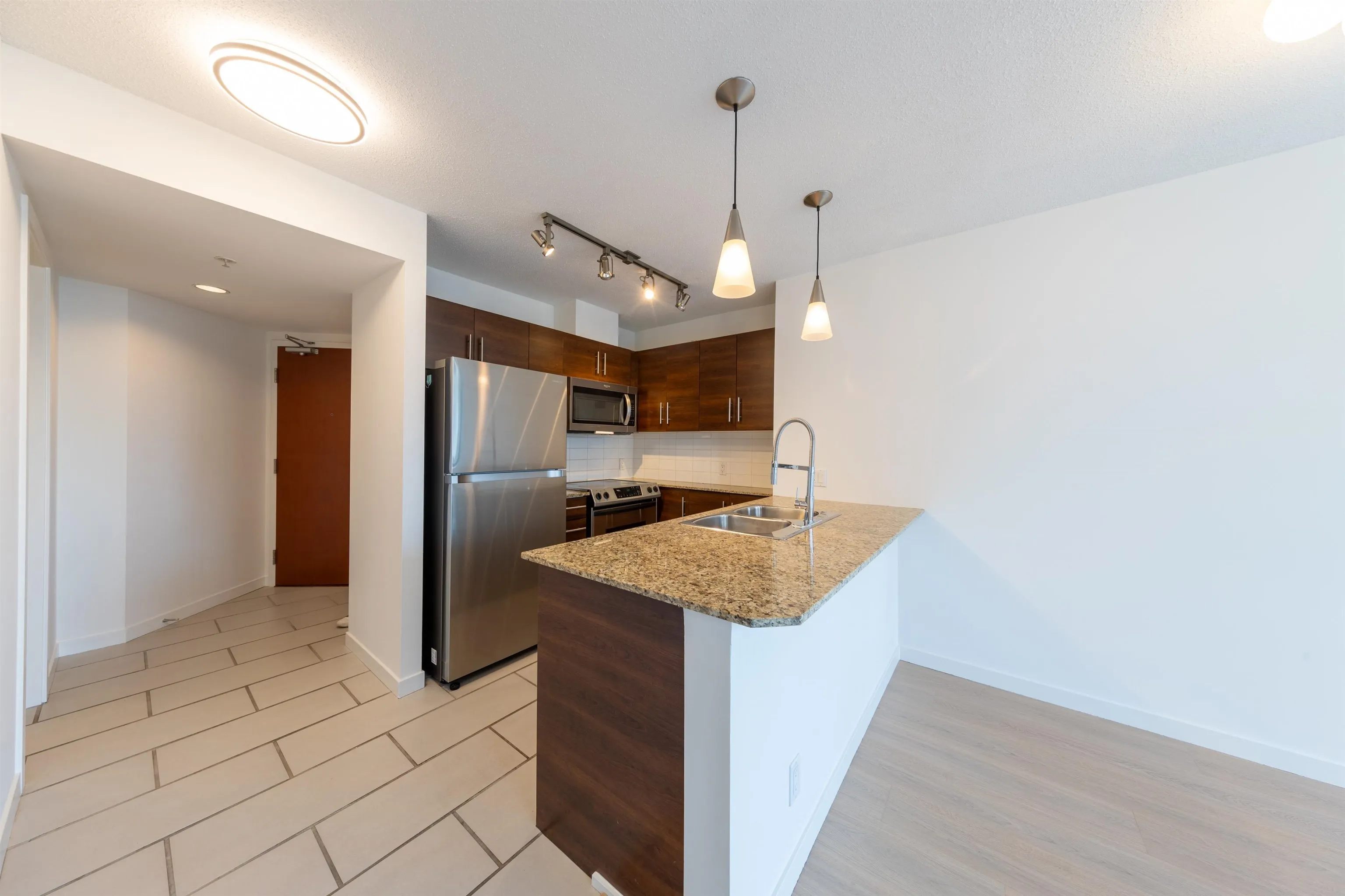 1205 814 Royal Avenue