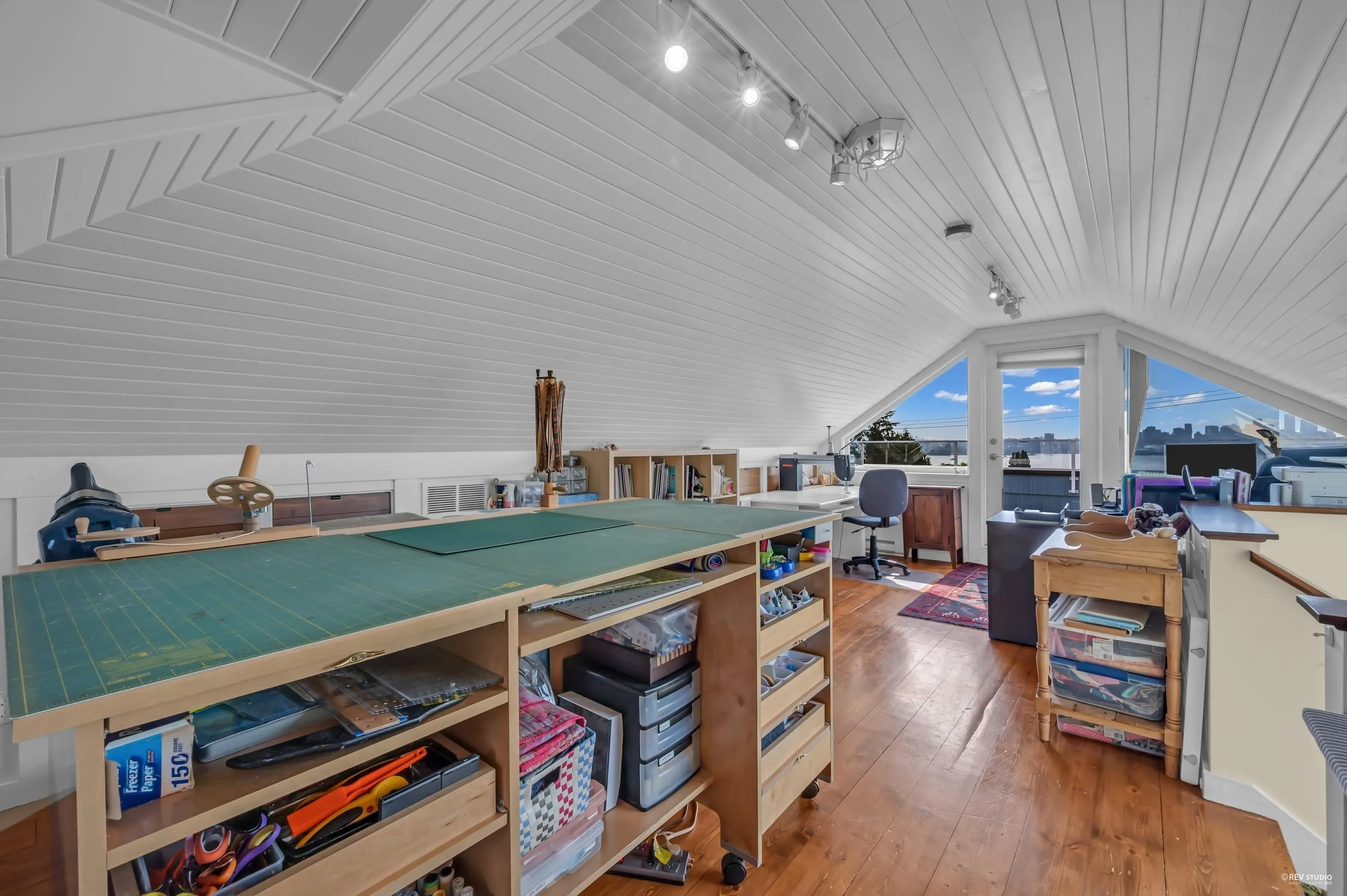 255 W 6th Street