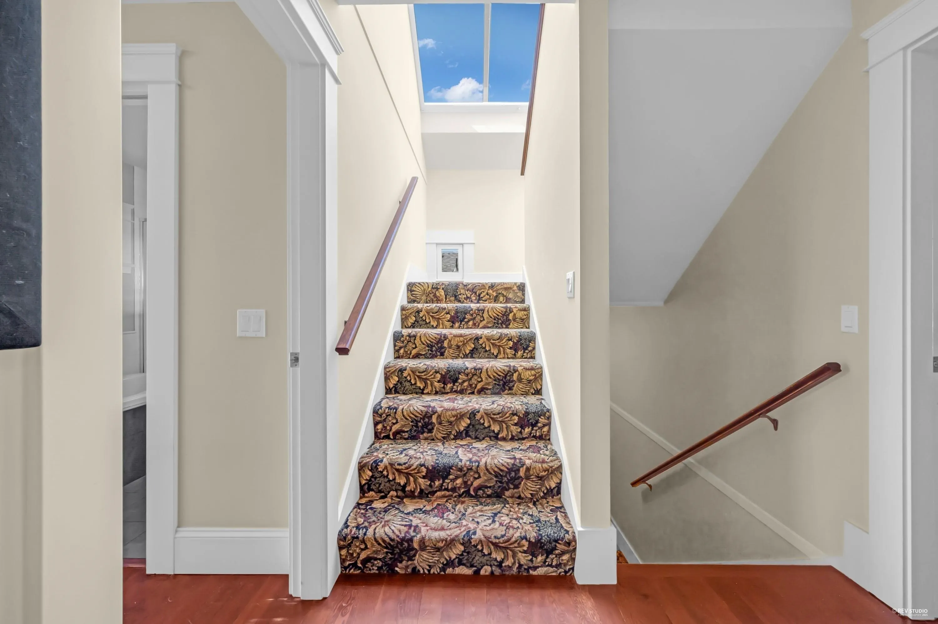 255 W 6th Street