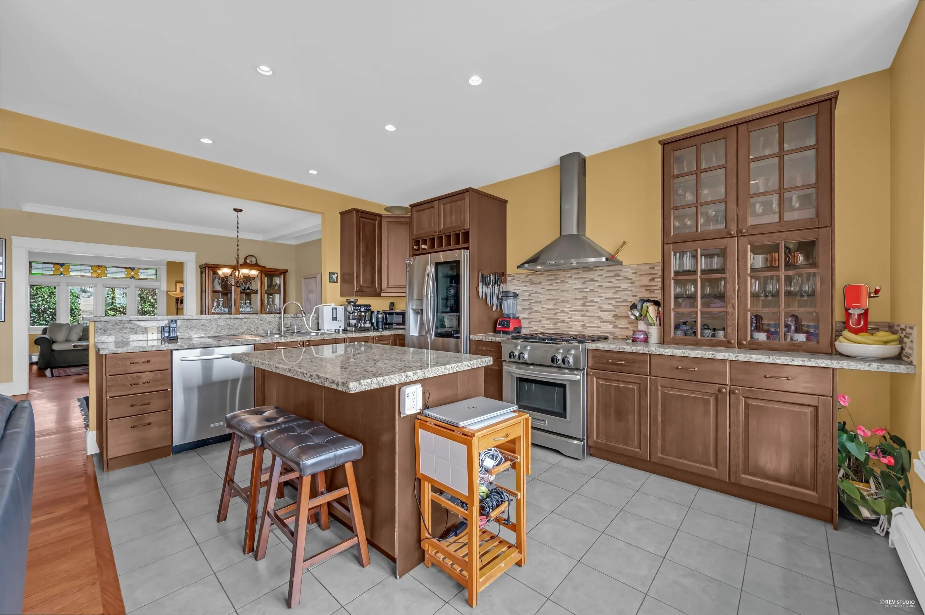 255 W 6th Street