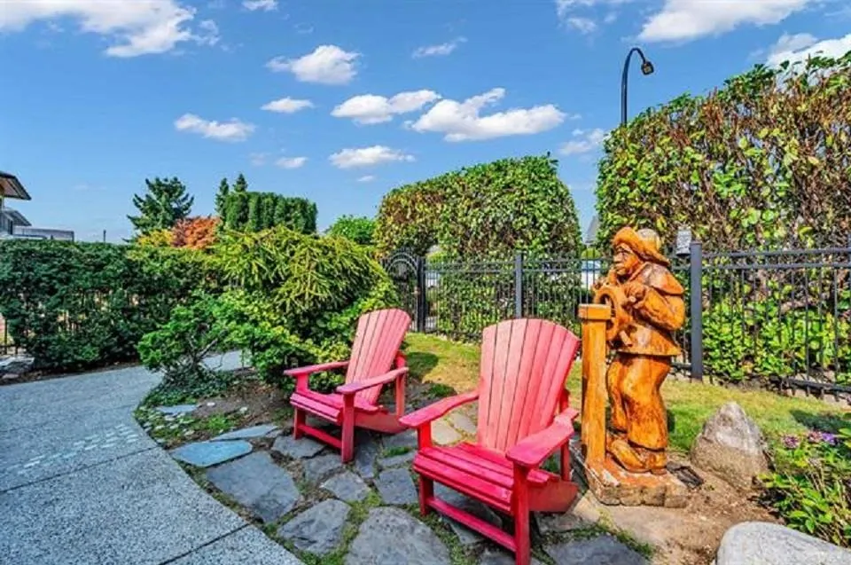 255 W 6th Street