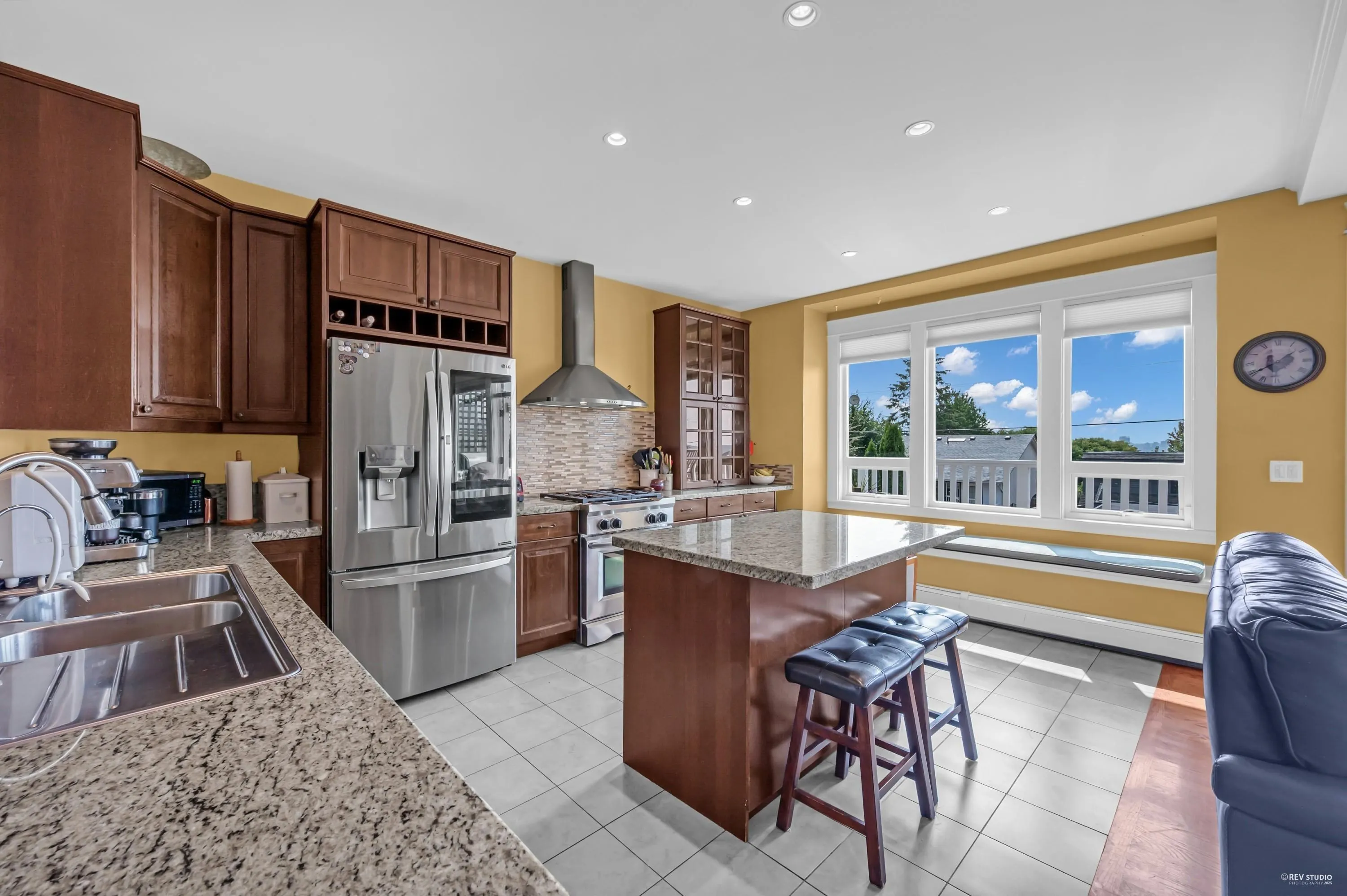 255 W 6th Street