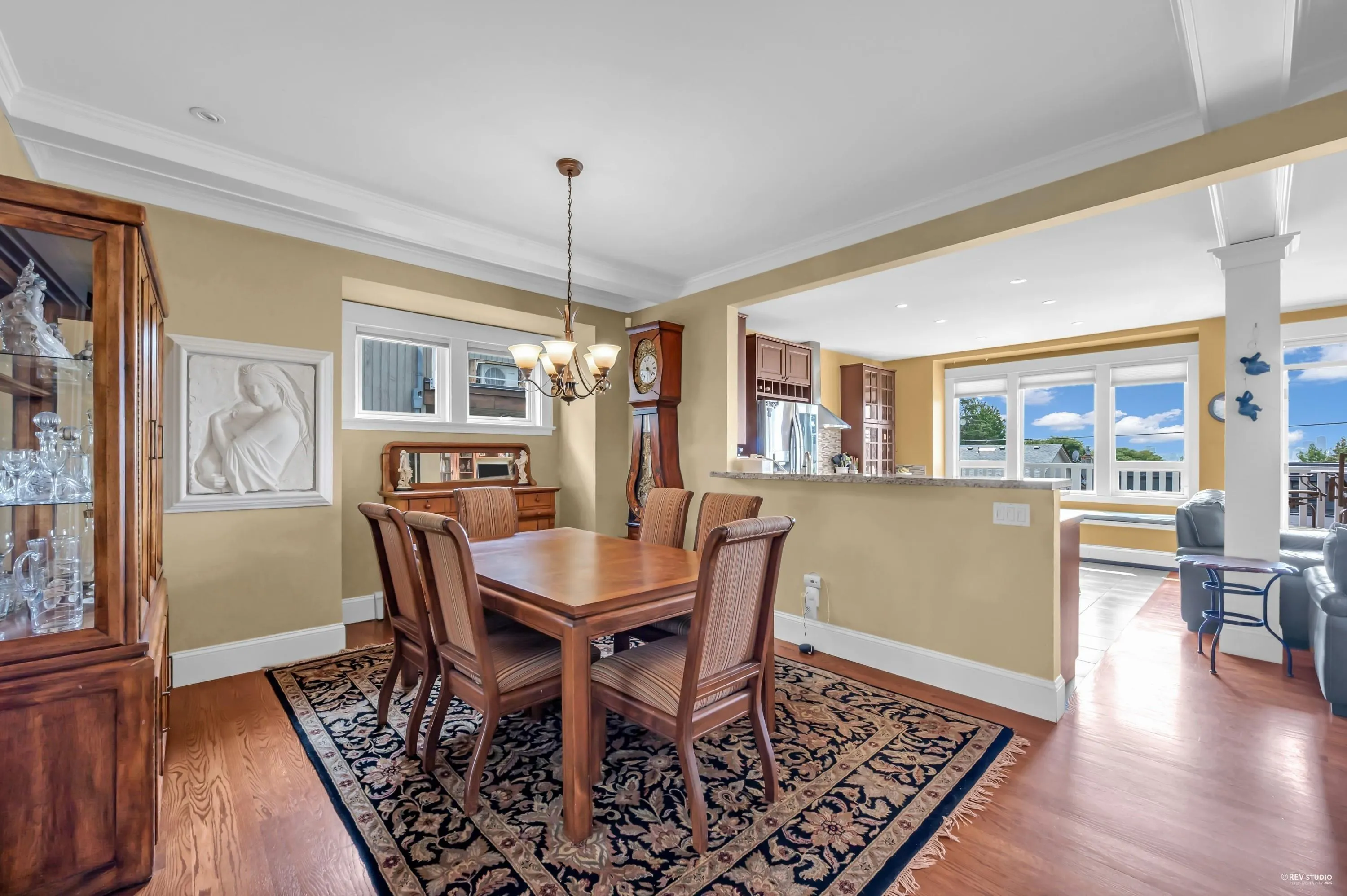 255 W 6th Street