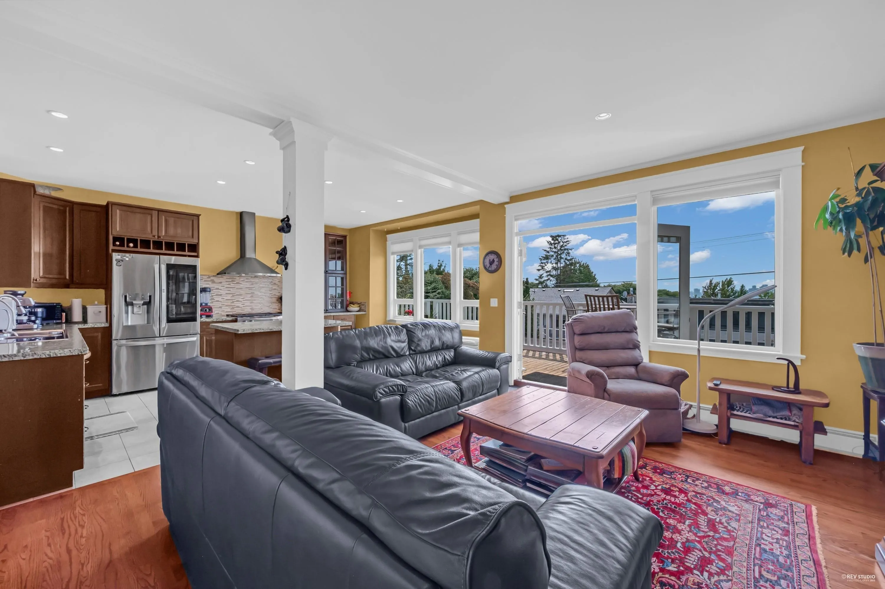 255 W 6th Street