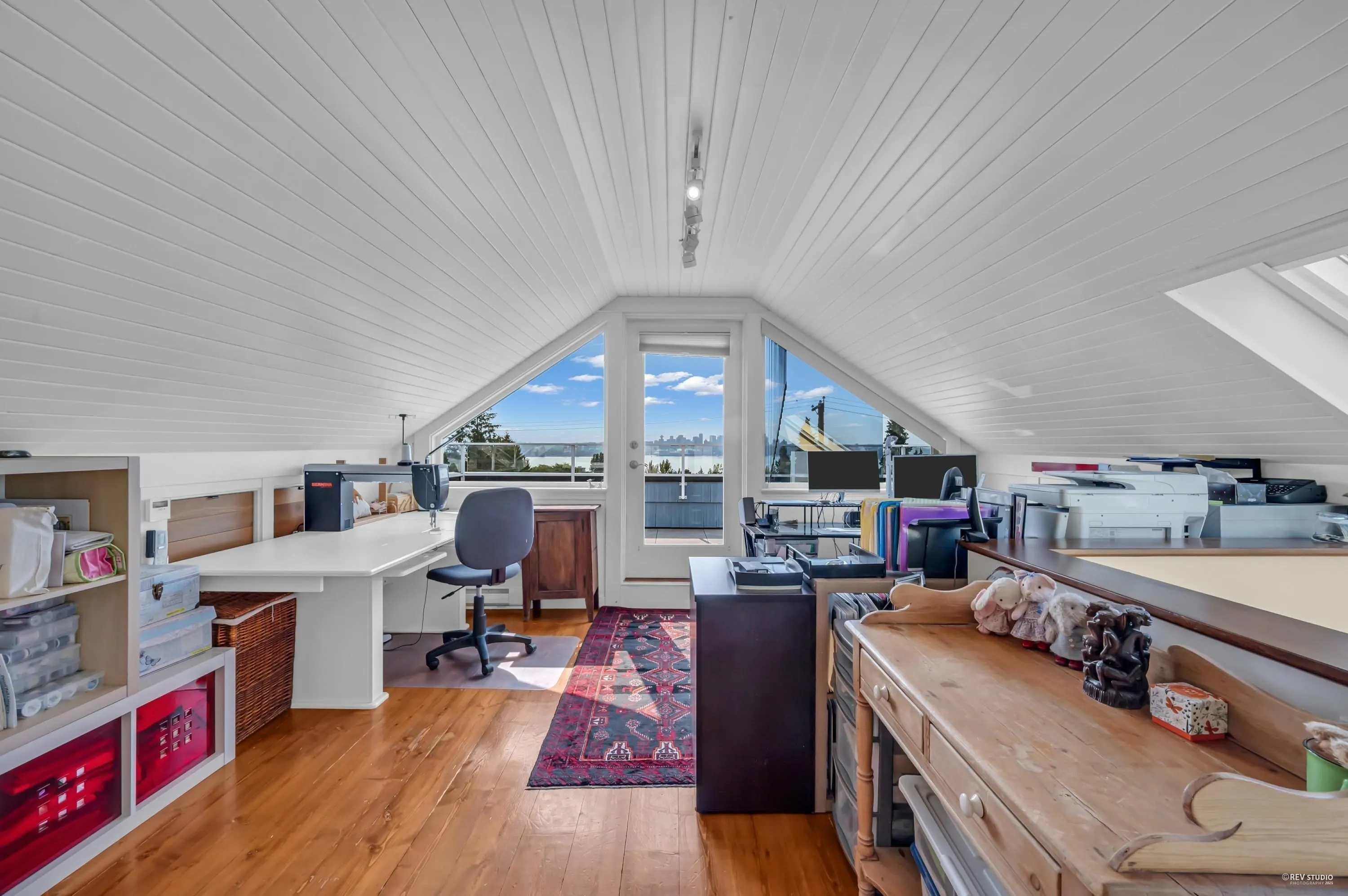 255 W 6th Street