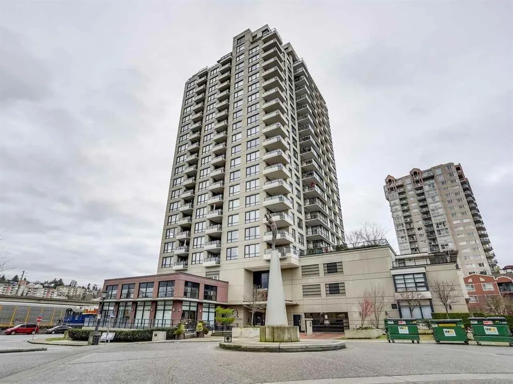 1002 1 Renaissance Square