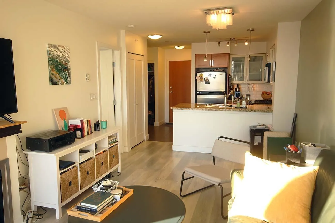 1002 1 Renaissance Square