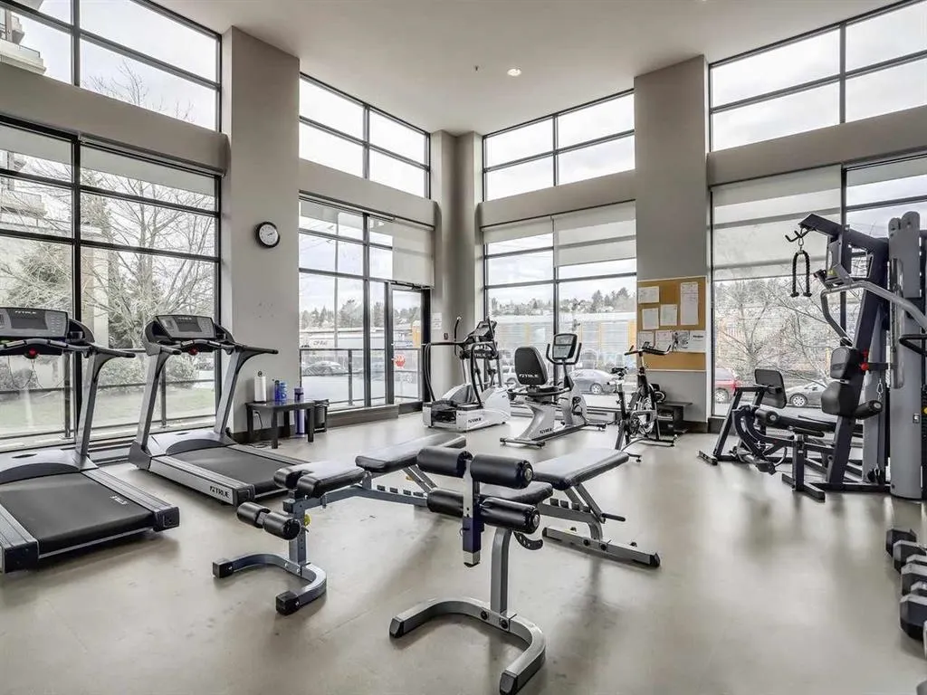 1002 1 Renaissance Square