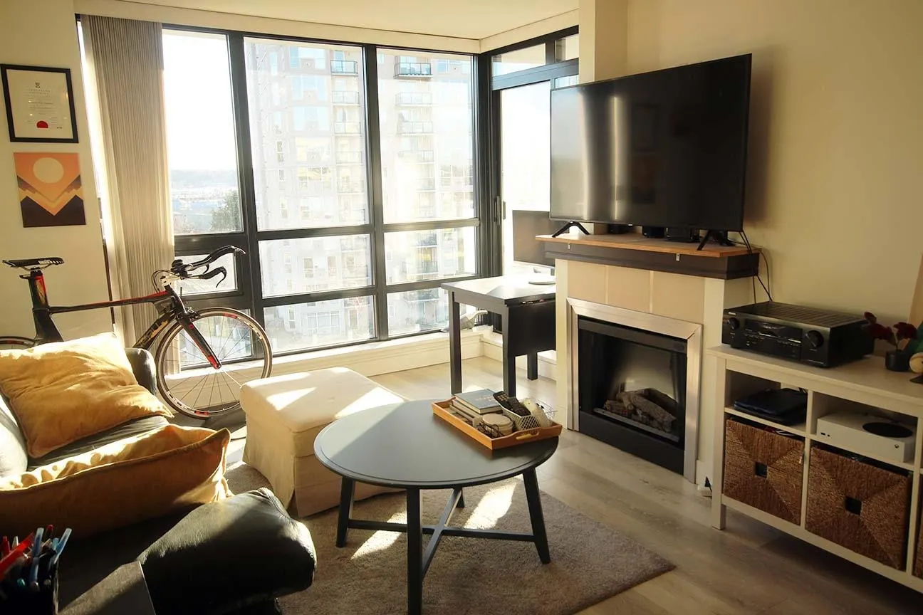 1002 1 Renaissance Square