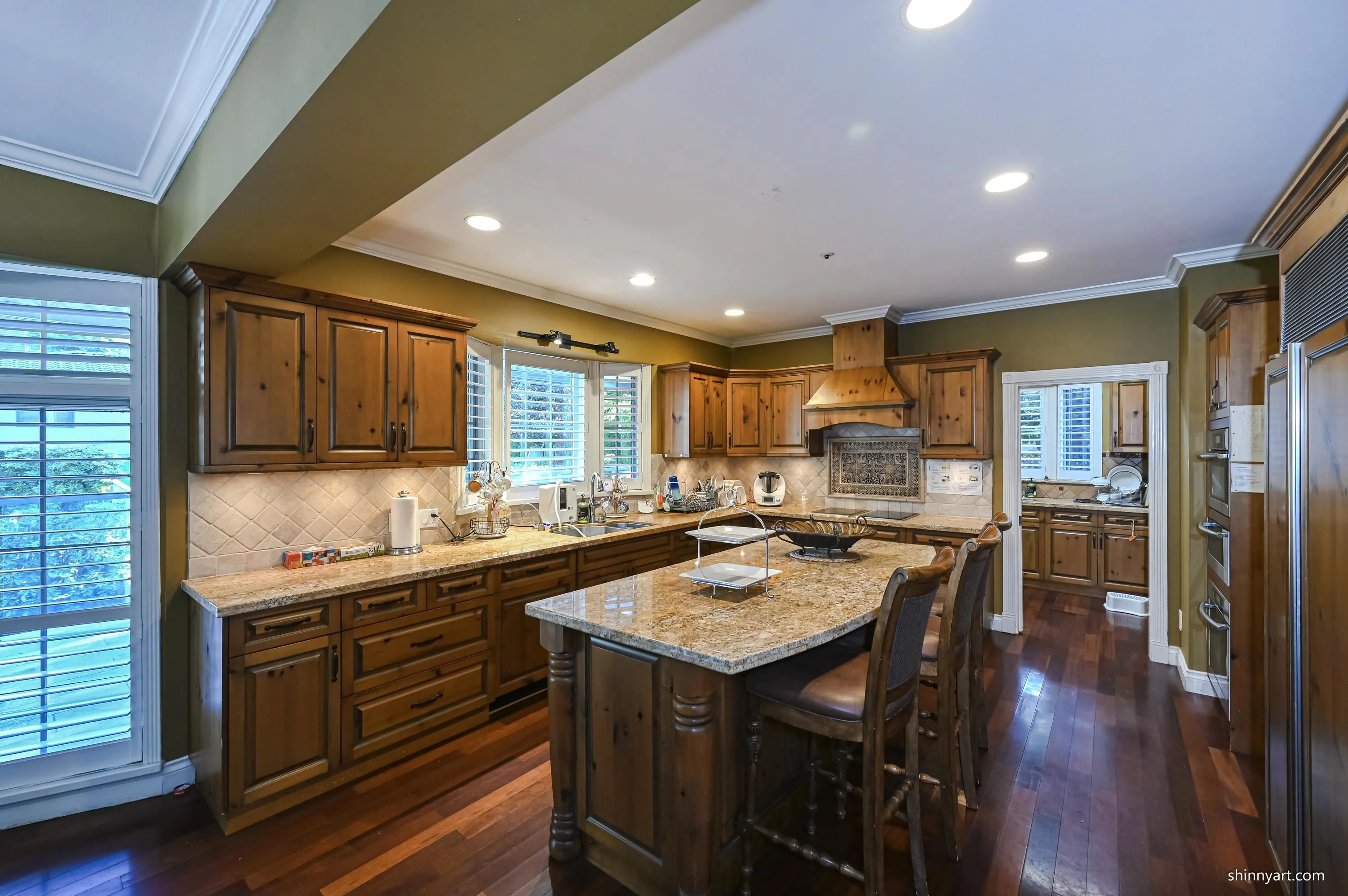 1368 Minto Crescent
