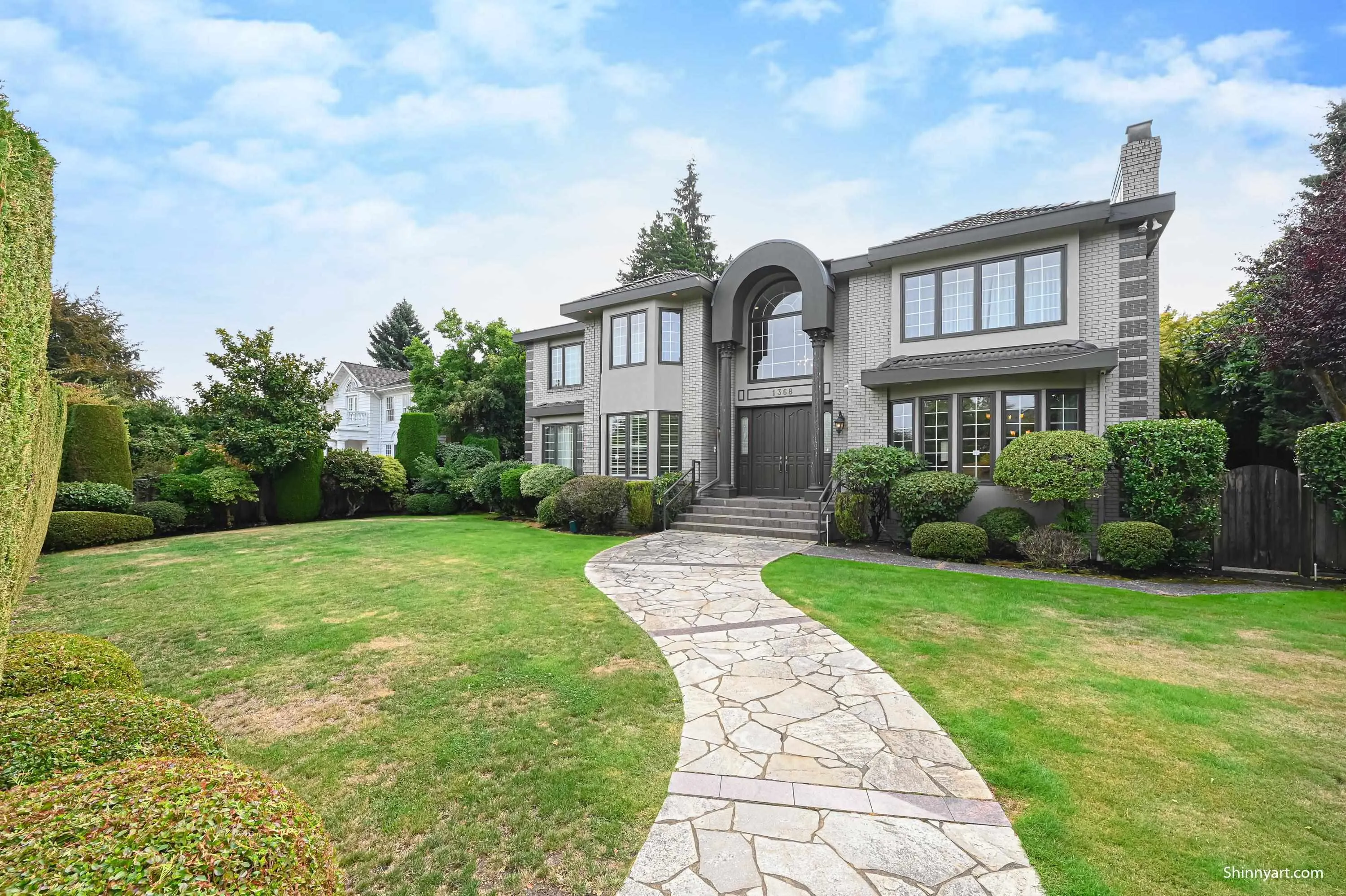 1368 Minto Crescent