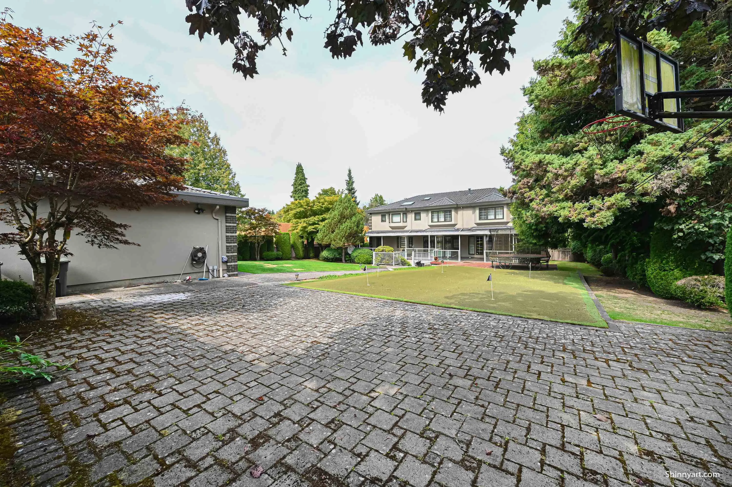 1368 Minto Crescent