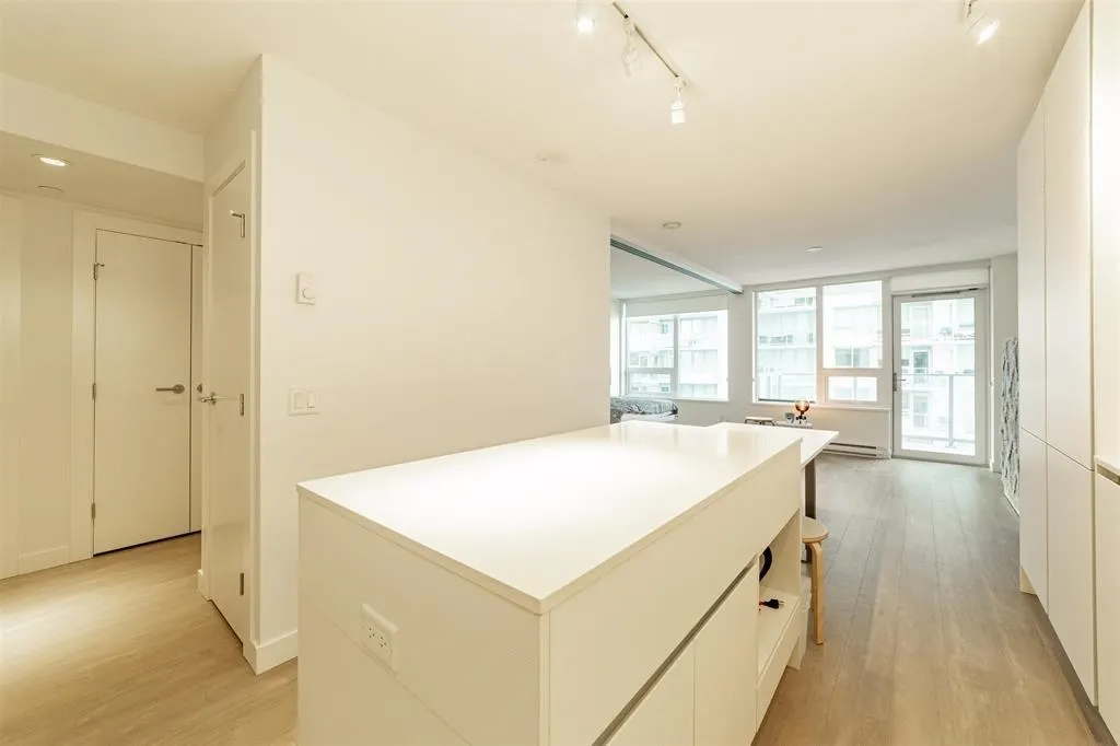 1608 988 Quayside Drive