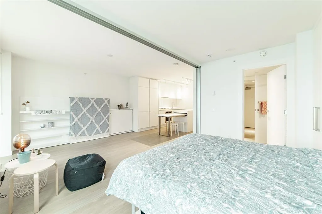 1608 988 Quayside Drive