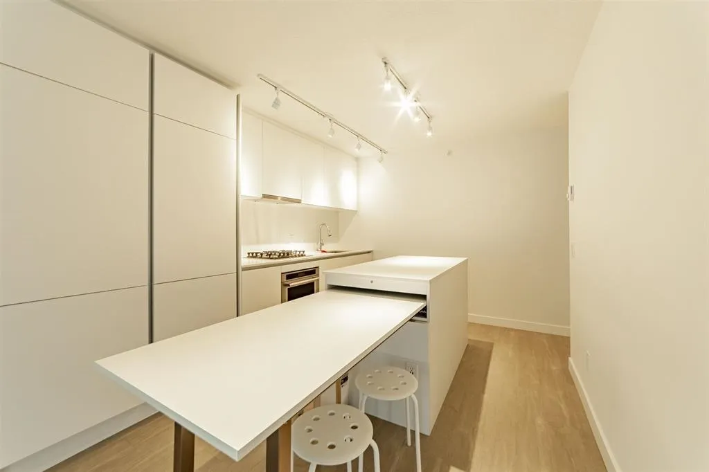 1608 988 Quayside Drive