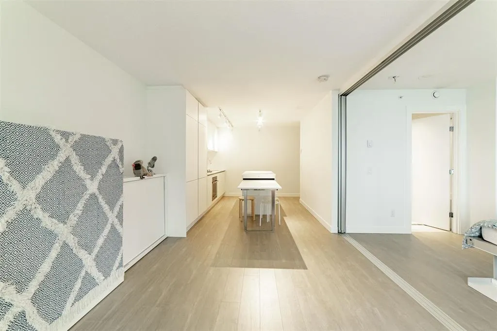 1608 988 Quayside Drive