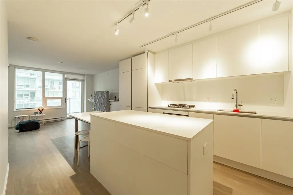 1608 988 Quayside Drive