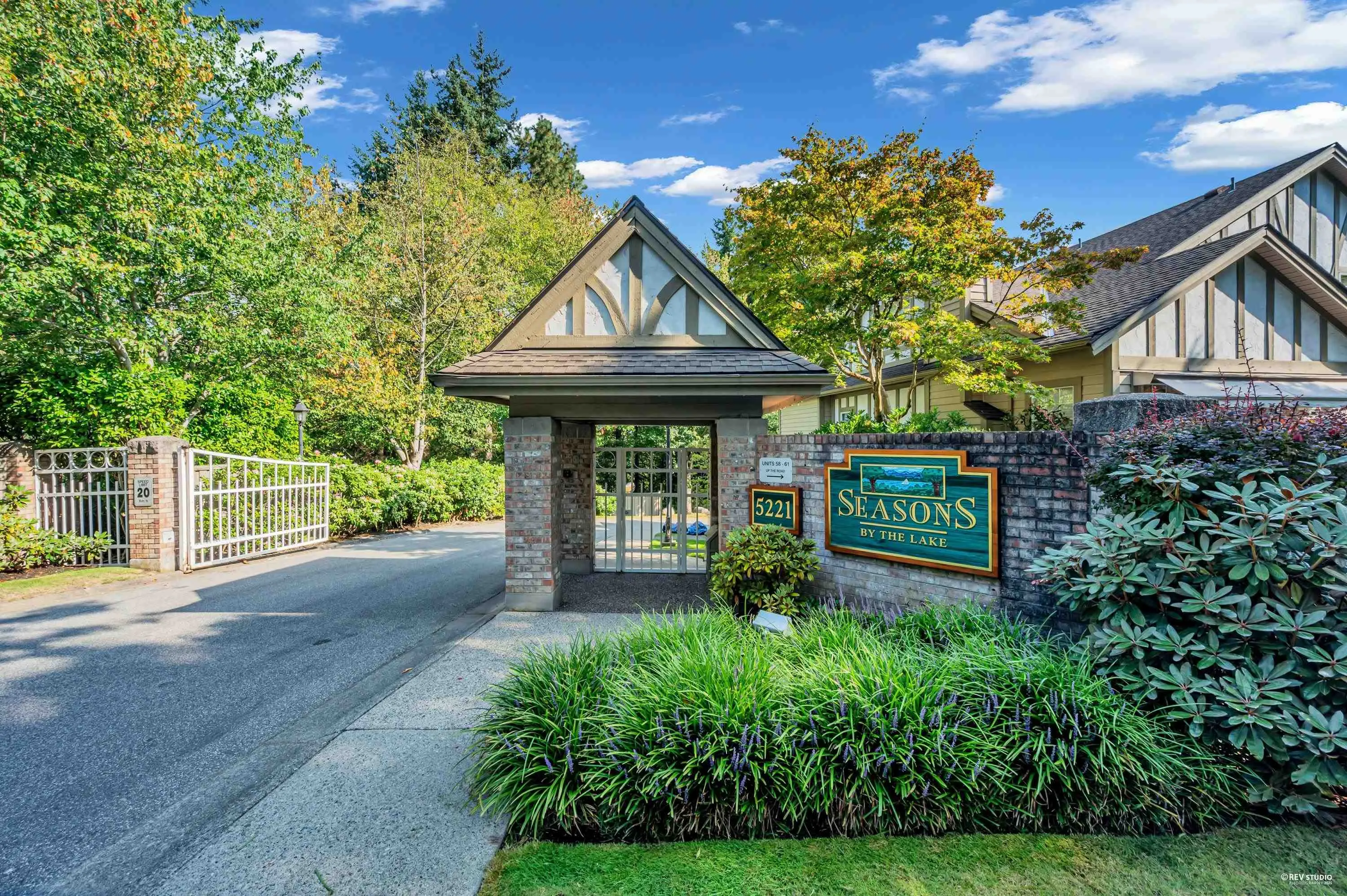 34 5221 Oakmount Crescent