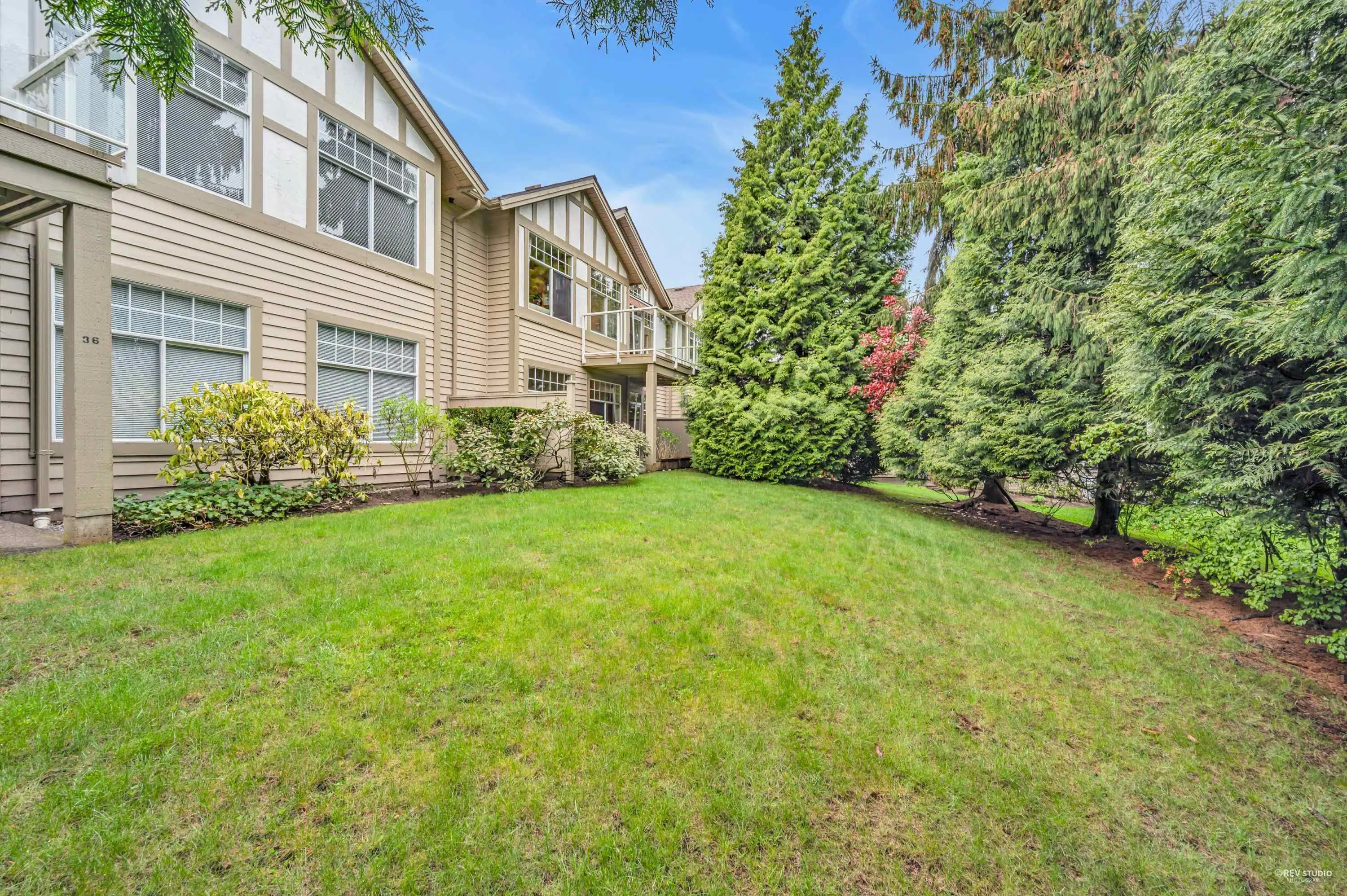 34 5221 Oakmount Crescent
