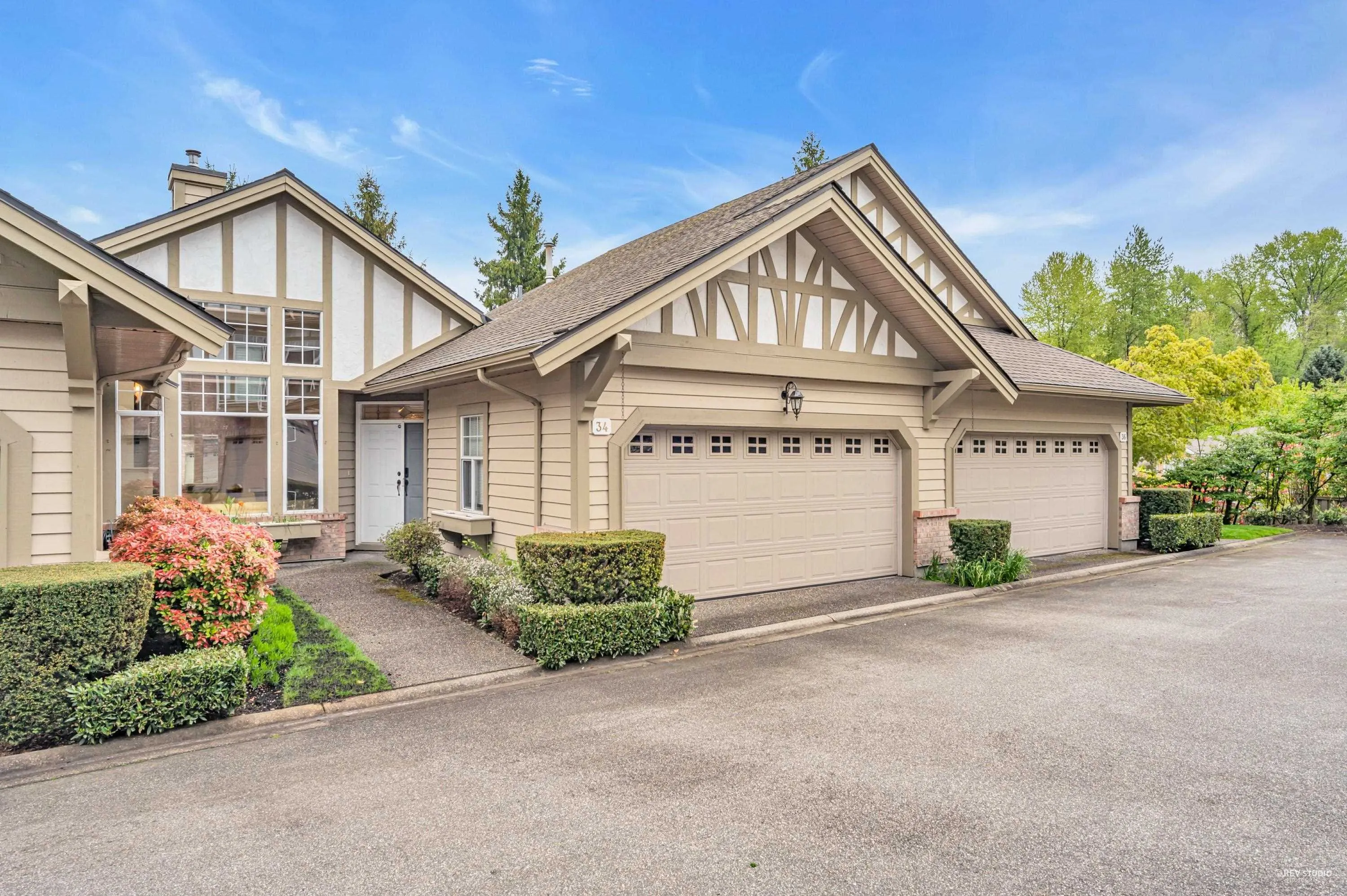 34 5221 Oakmount Crescent