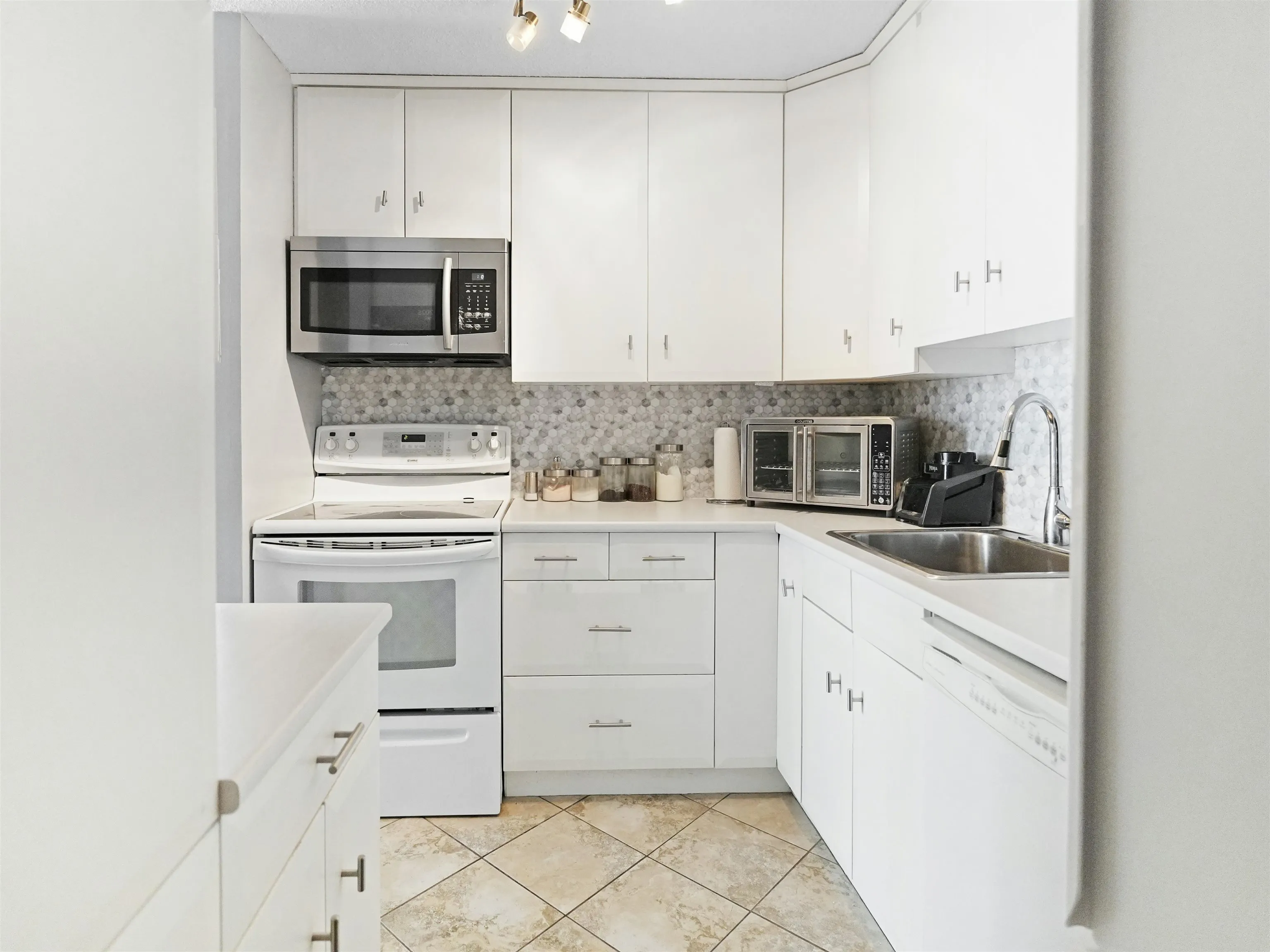 1605 3737 Bartlett Court