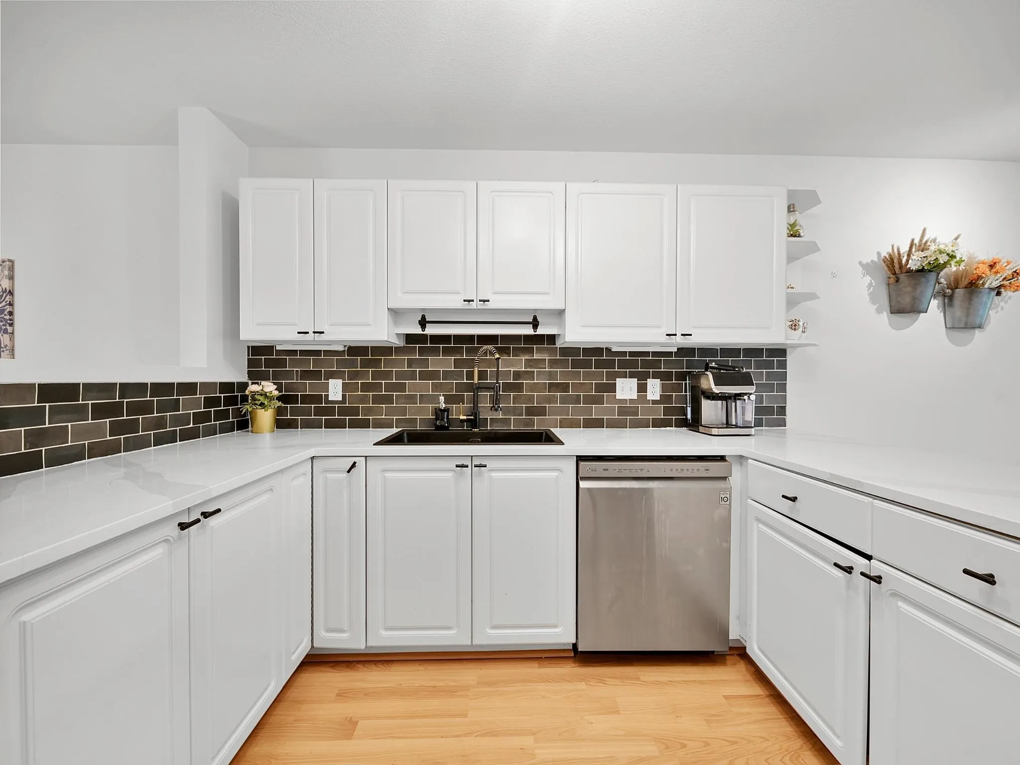 158 16080 82 Avenue