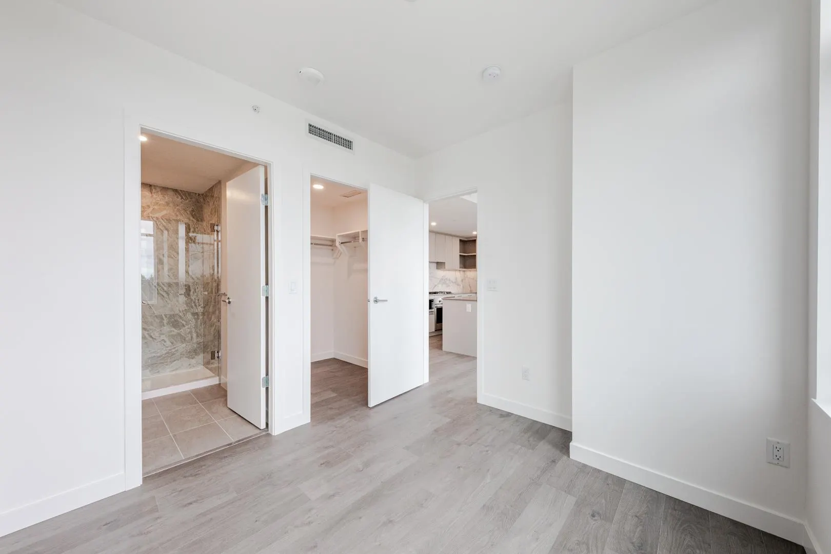 1804 6468 Willingdon Avenue