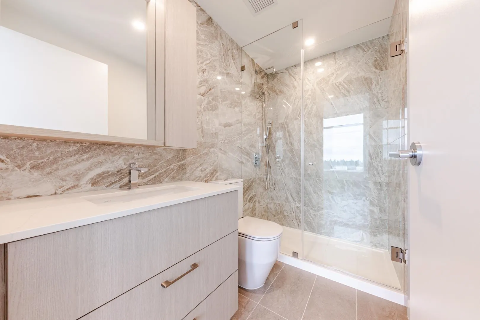 1804 6468 Willingdon Avenue