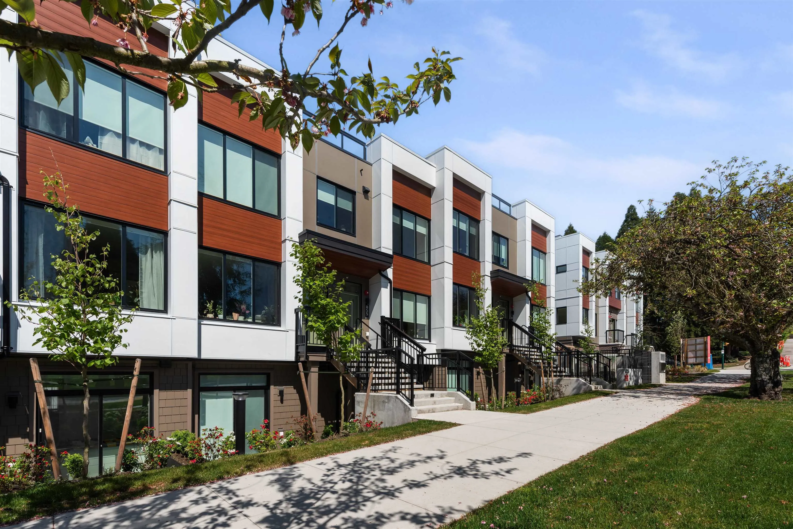 885 W 33rd Avenue