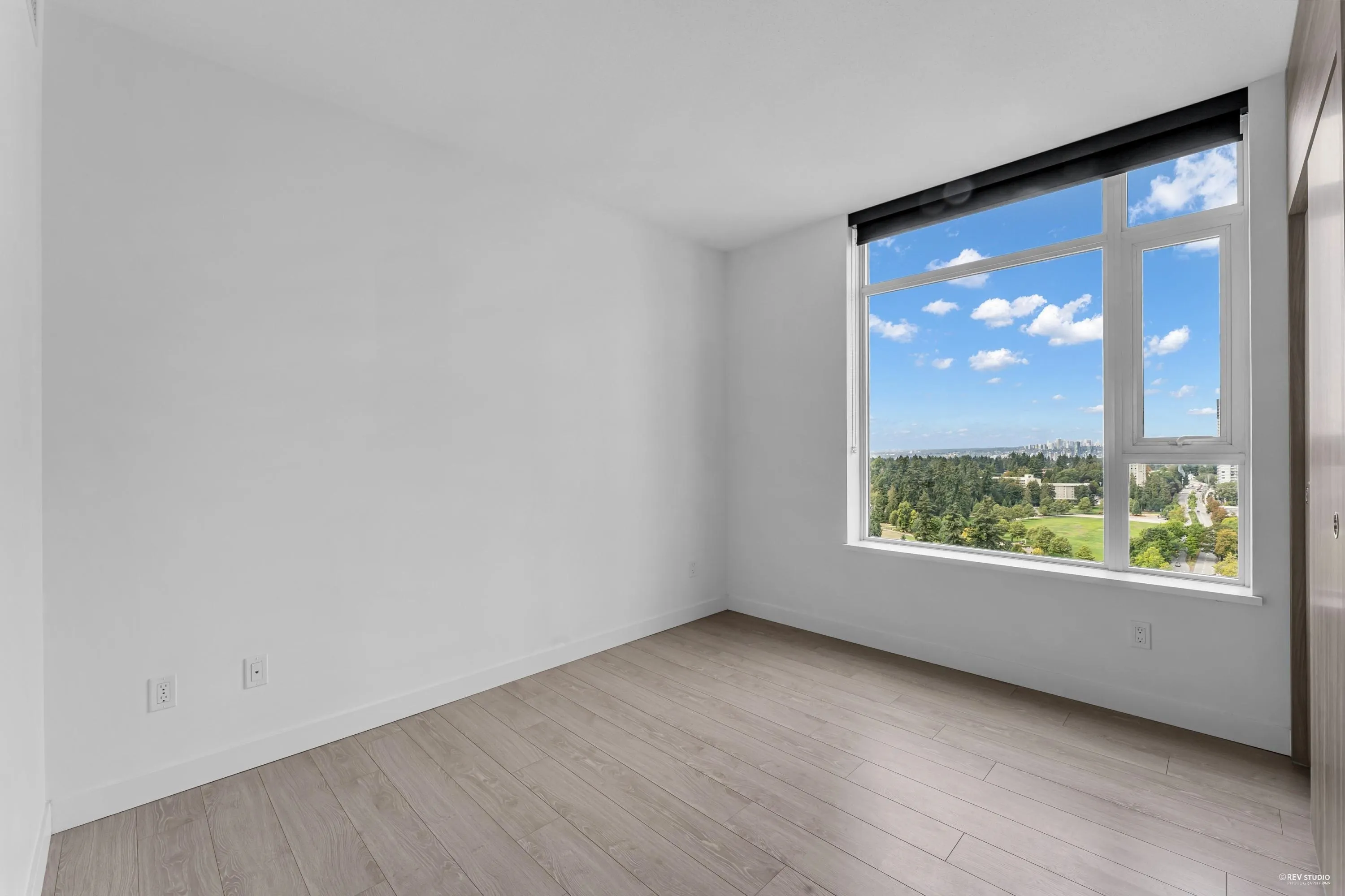 2404 9887 Whalley Boulevard