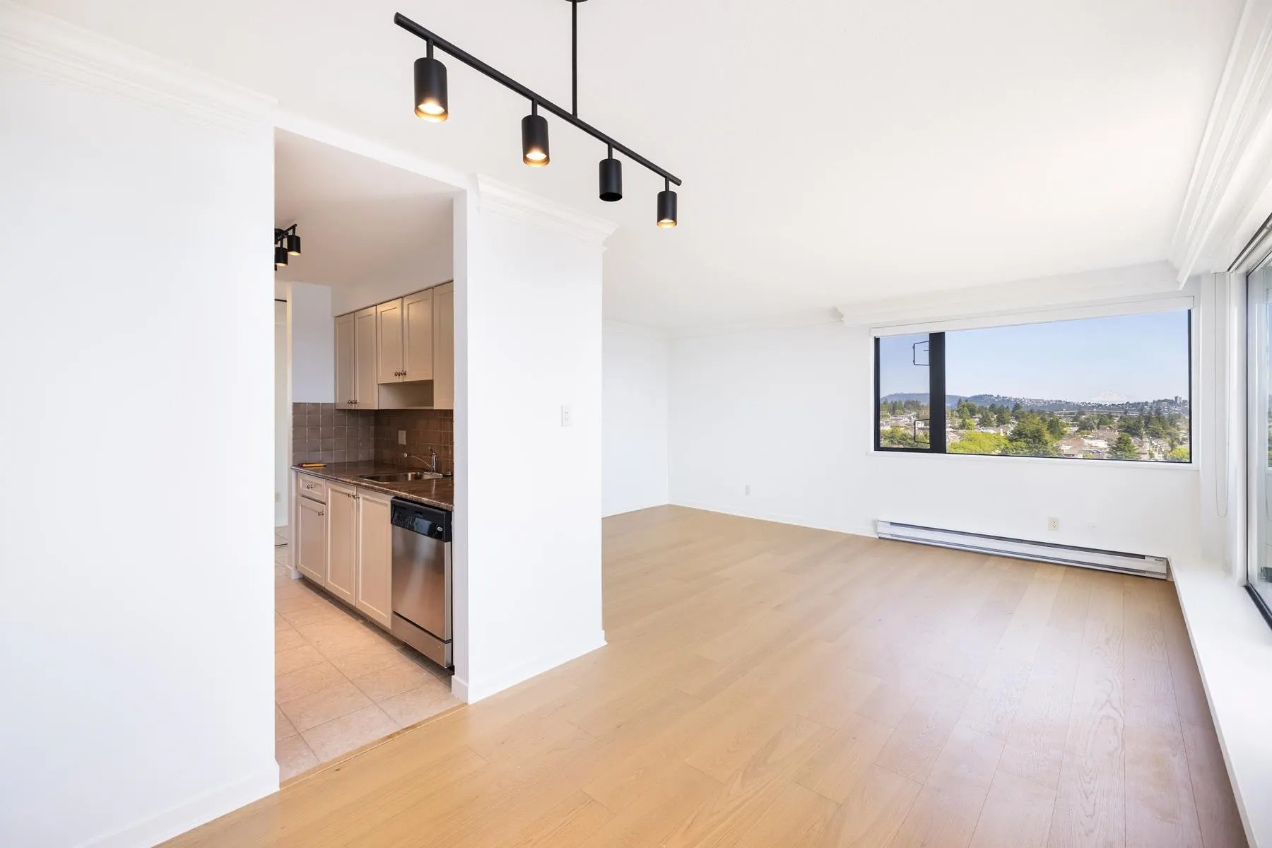 1202 444 Lonsdale Avenue