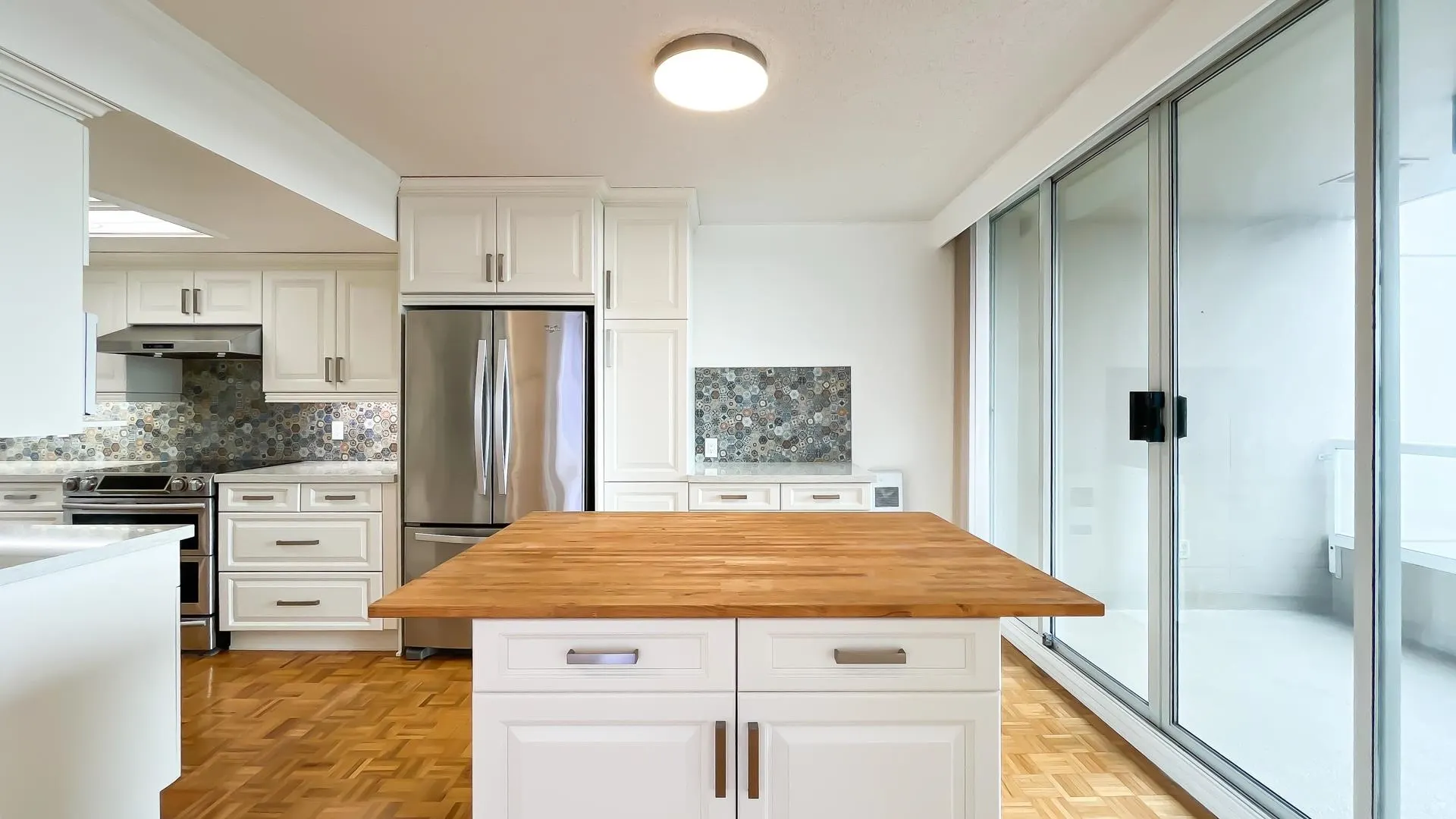 606 1045 Quayside Drive