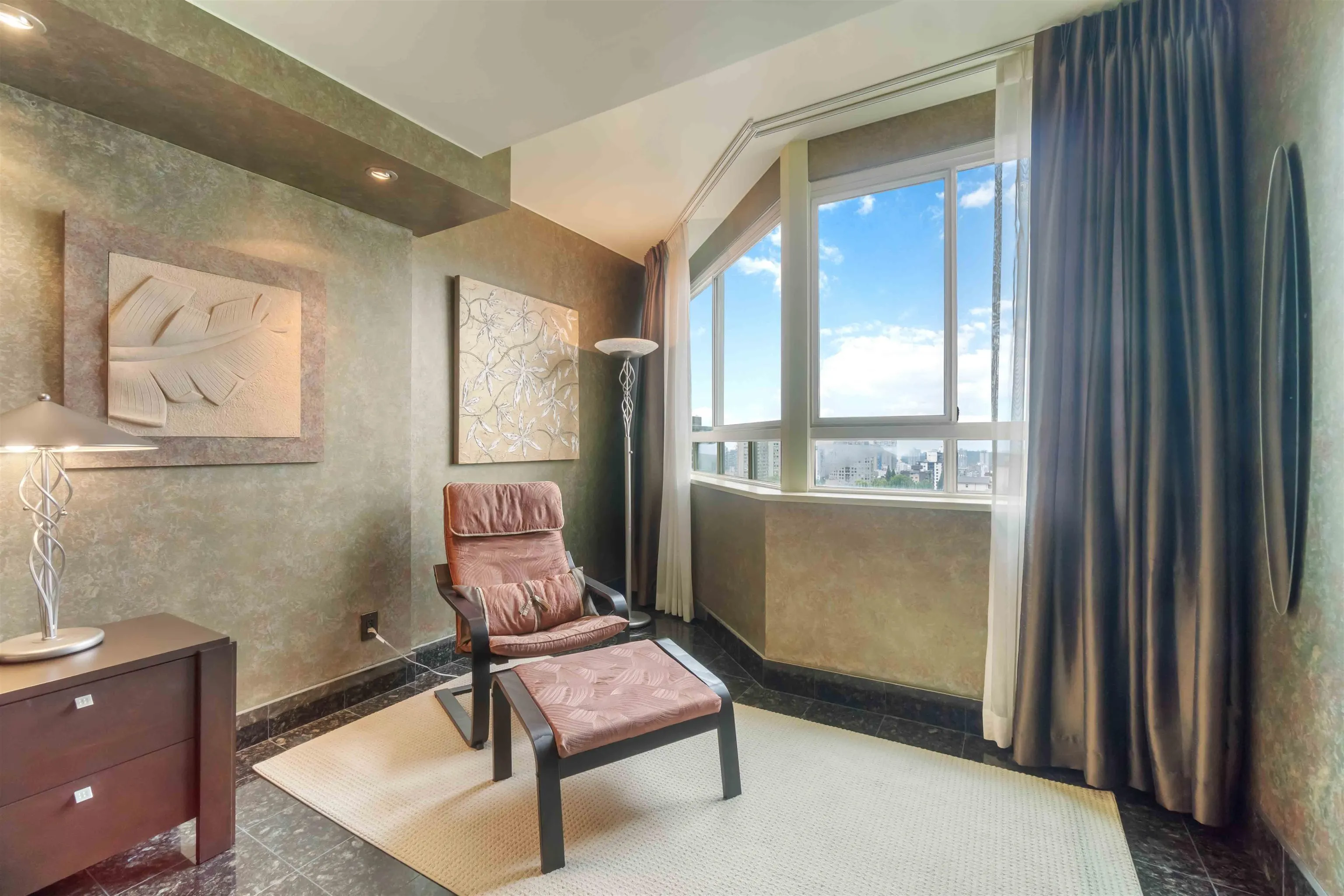 2201 909 Burrard Street