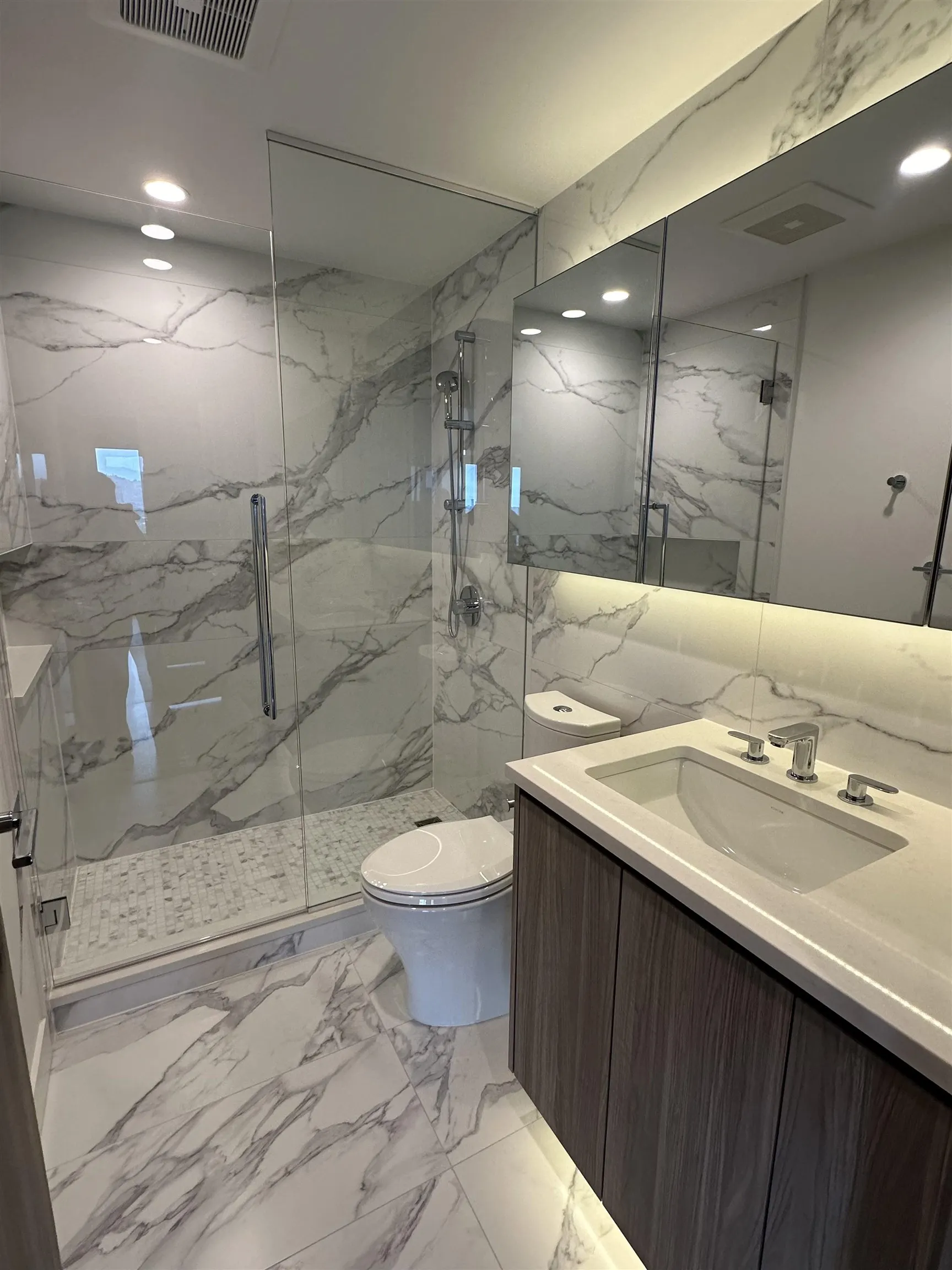 3008 4890 Lougheed Highway