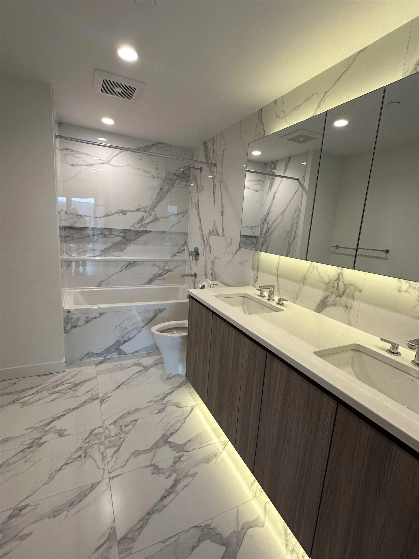 3008 4890 Lougheed Highway