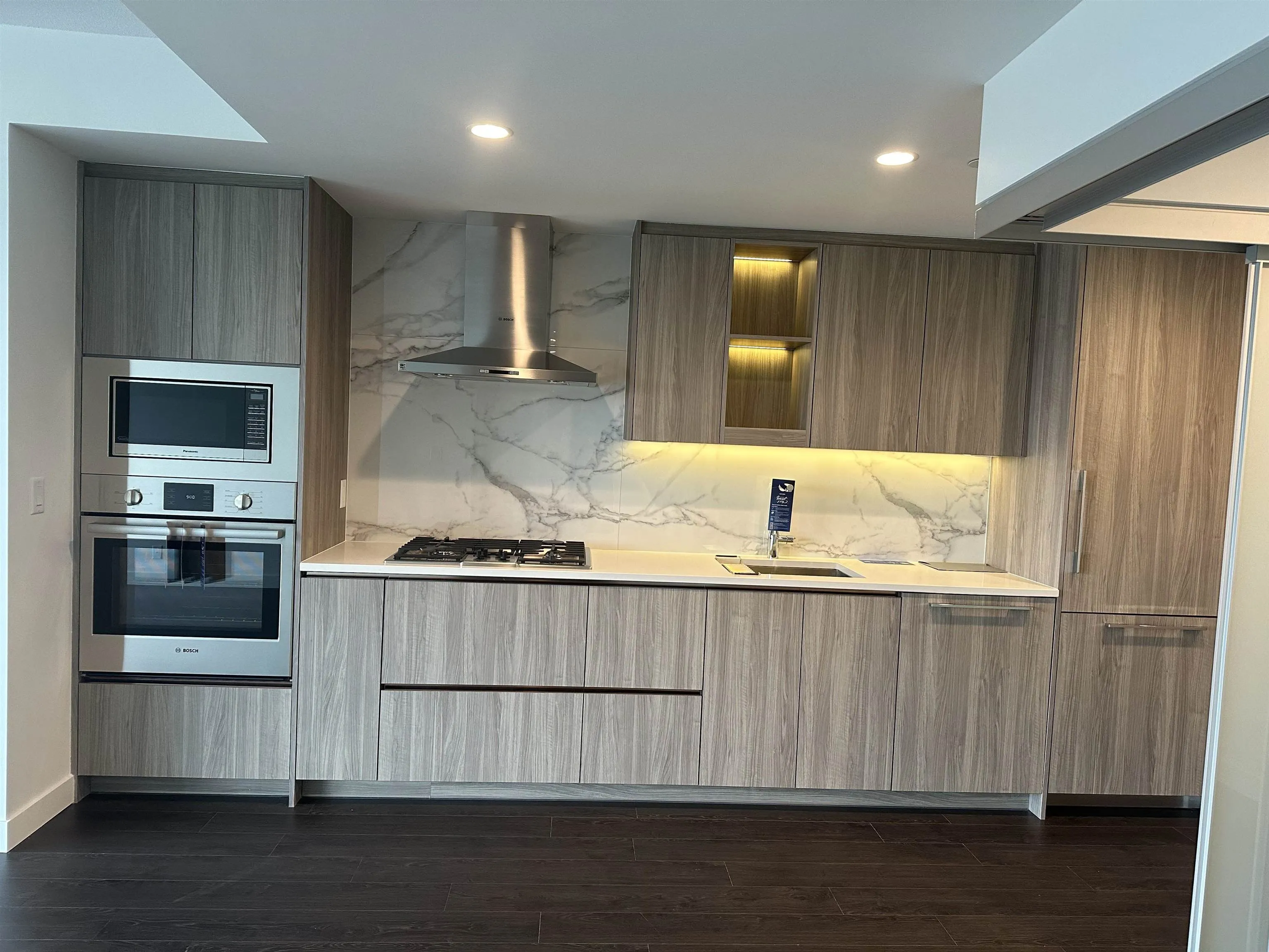 3008 4890 Lougheed Highway